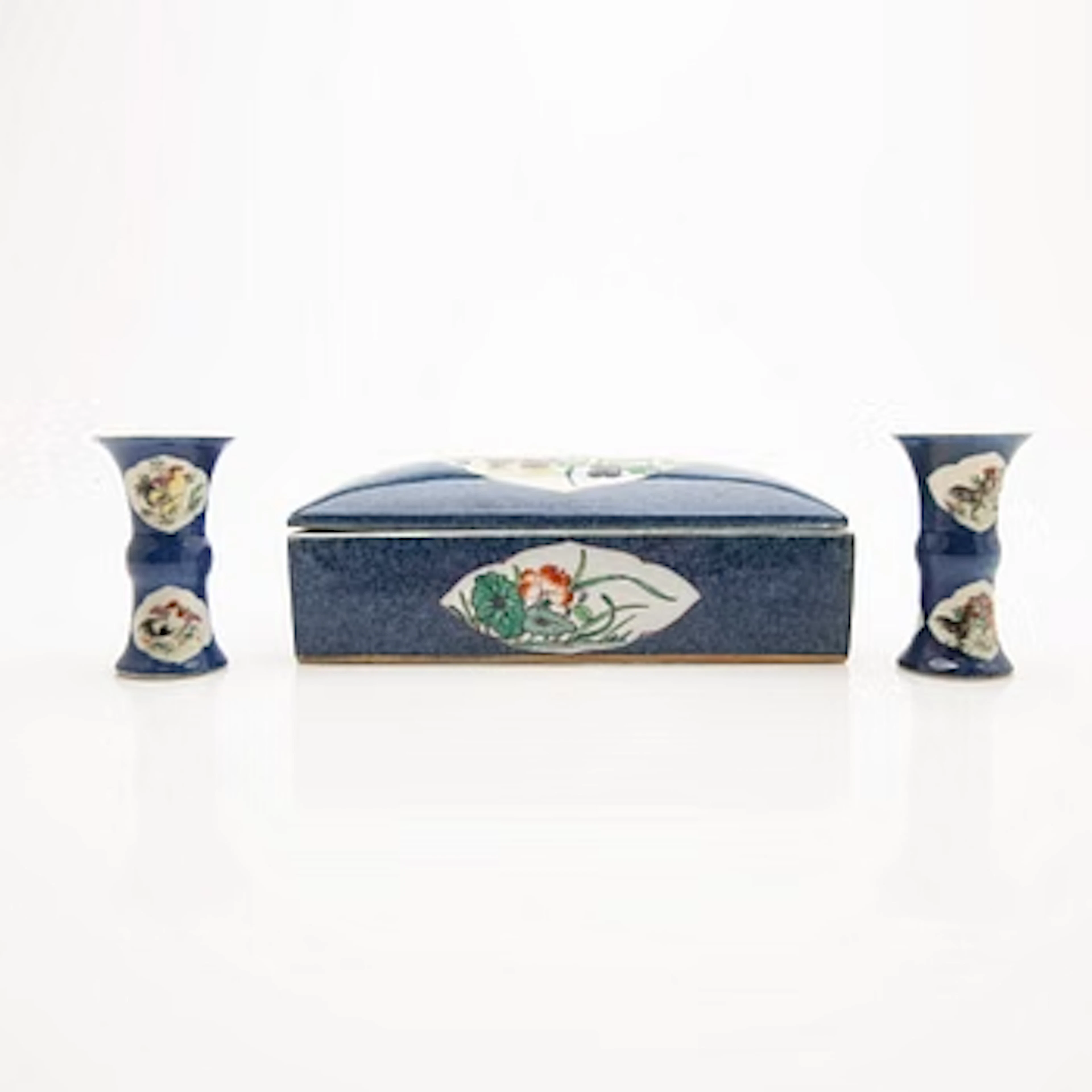 A lot comprising 3 pieces of porcelain, China, Qing dynasty, late