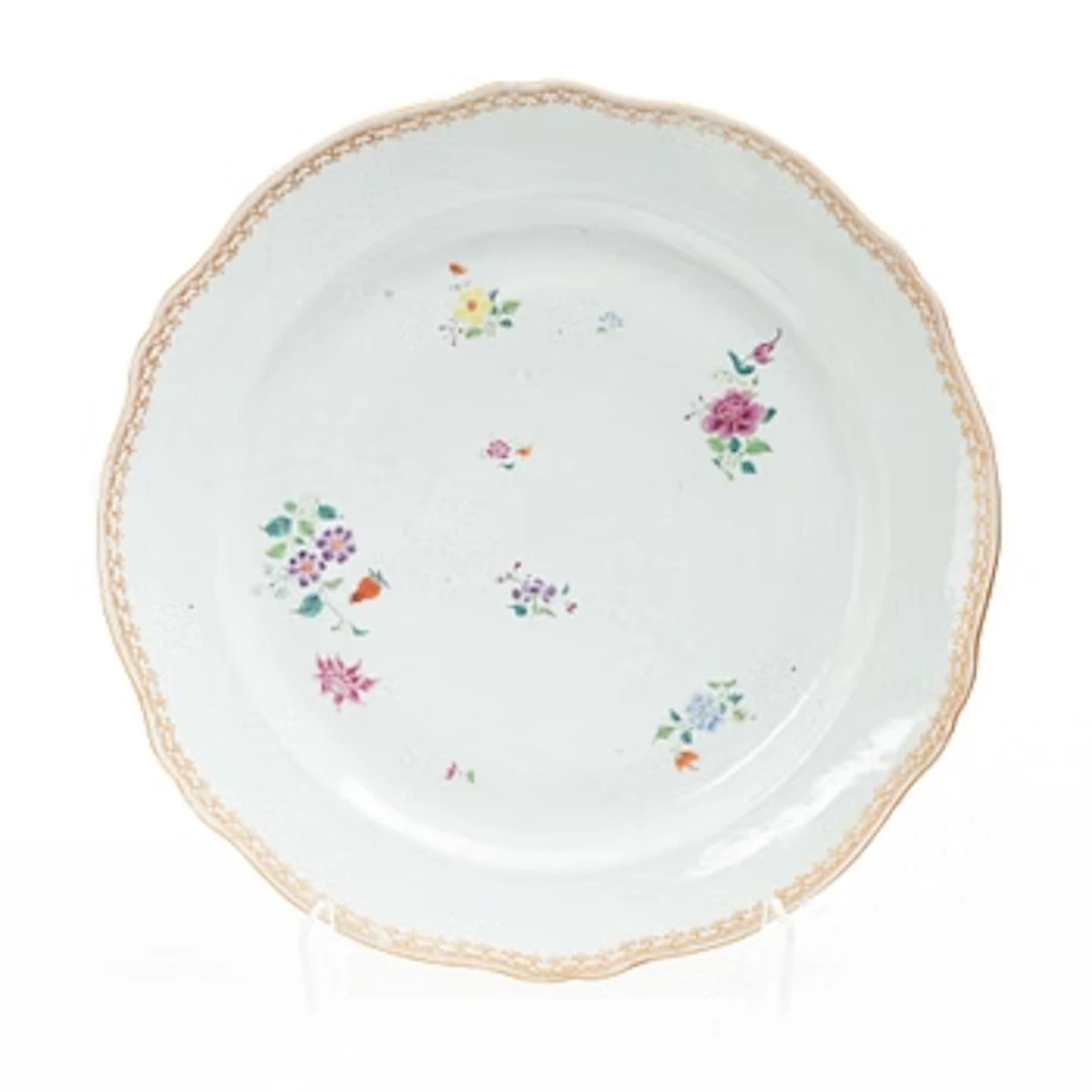 A large Chinese famille rose porcelain serving dish, Qing dynasty