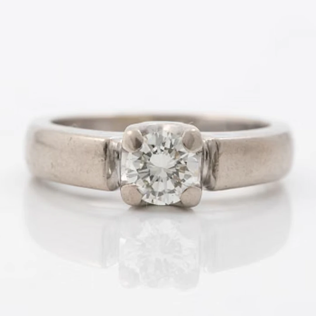 Ring, 18K white gold, with a brilliant-cut diamond of 0.56 ct according