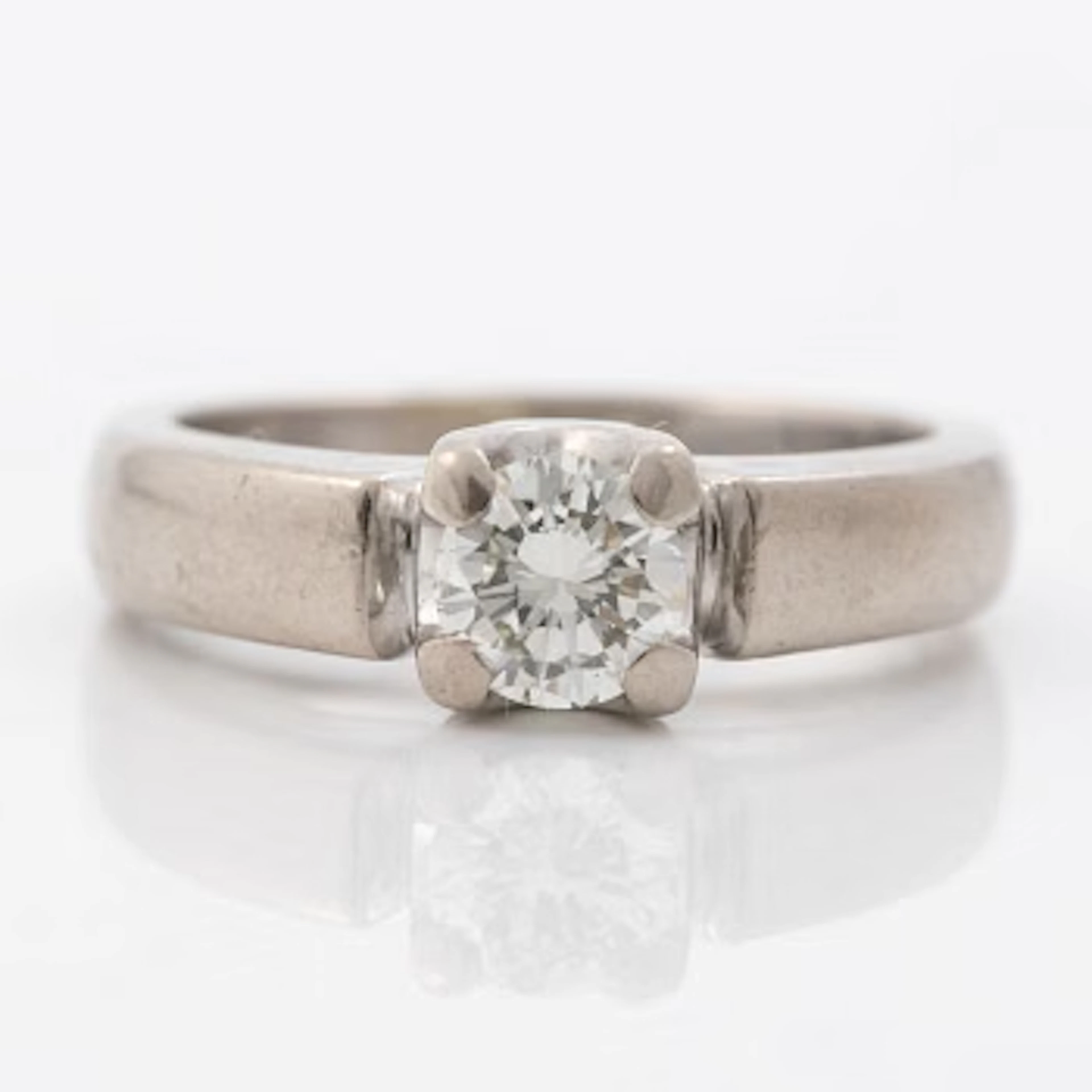 Ring, 18K white gold, with a brilliant-cut diamond of 0.56 ct according