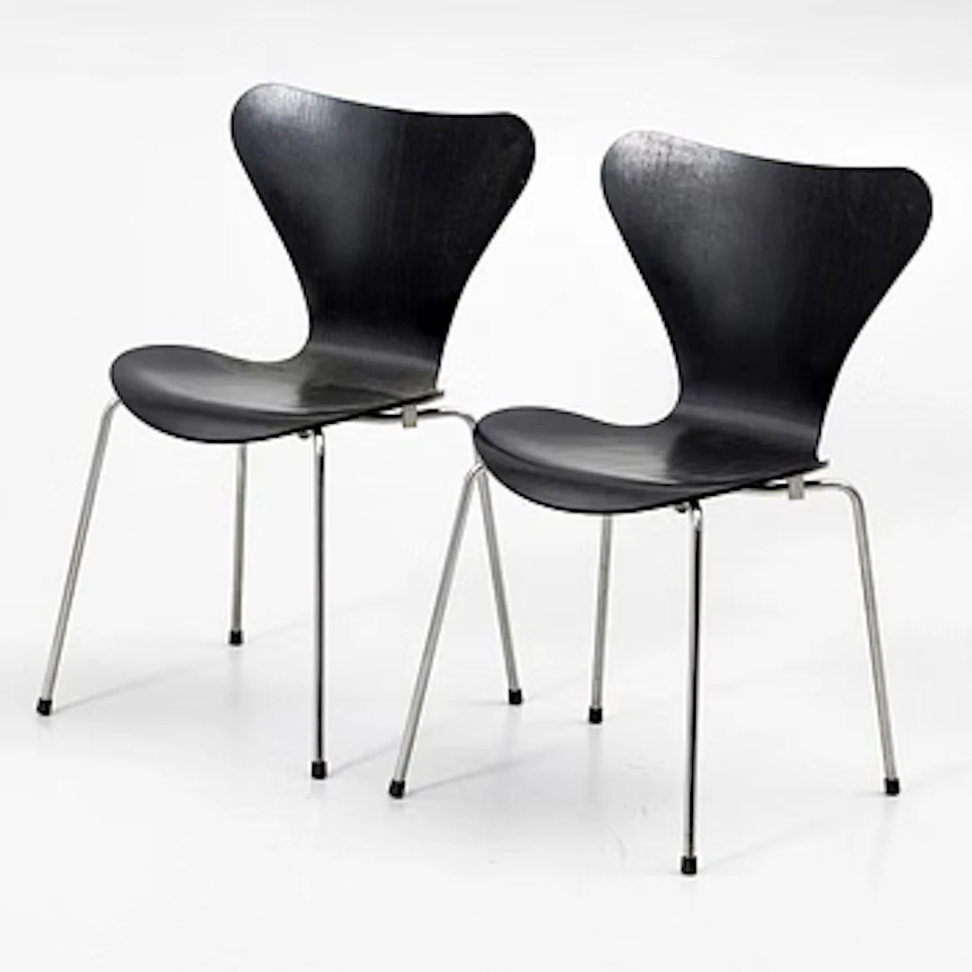 Arne Jacobsen, Chairs, a pair, "Series 7", Fritz Hansen, Denmark, 2000s.