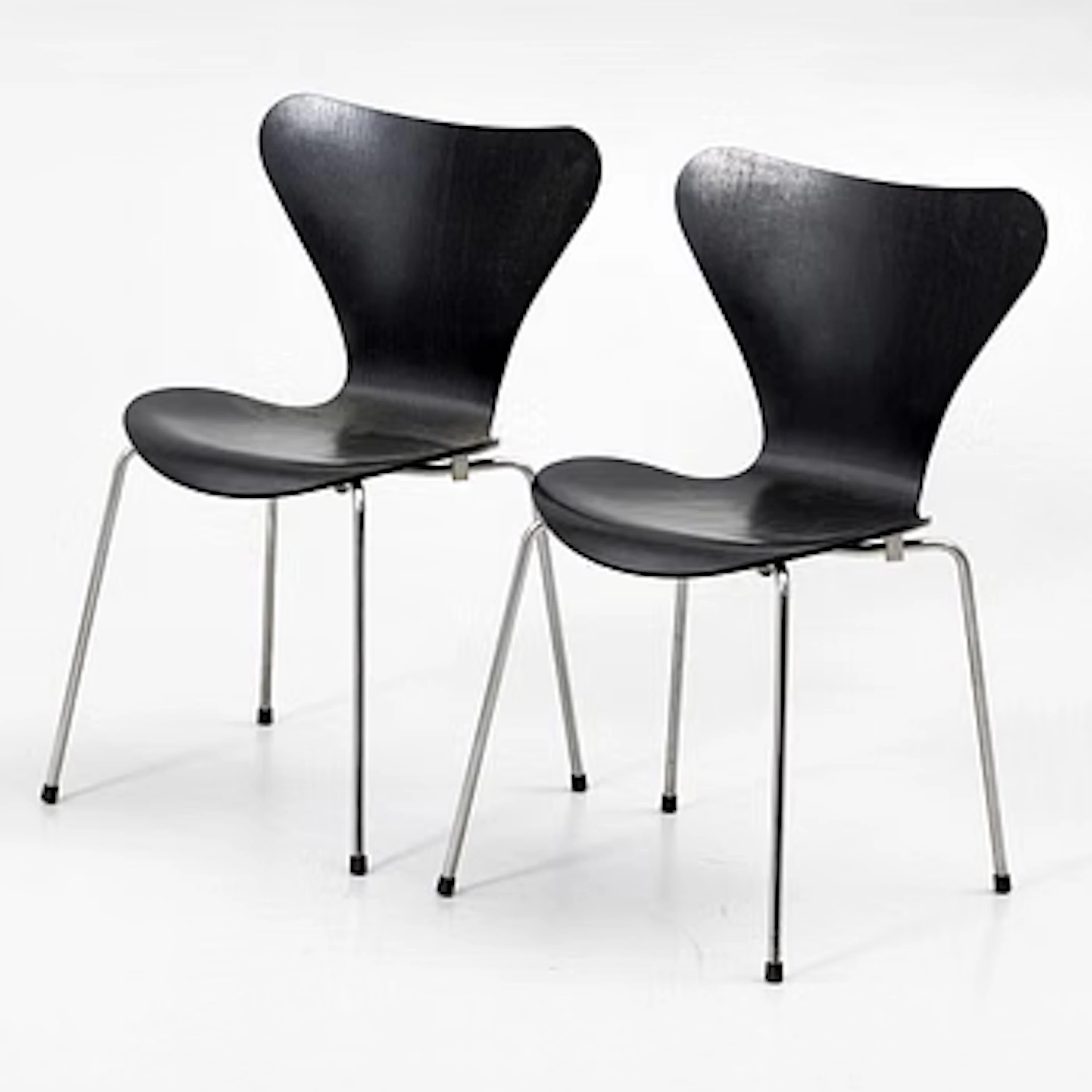 Arne Jacobsen, Chairs, a pair, "Series 7", Fritz Hansen, Denmark, 2000s.