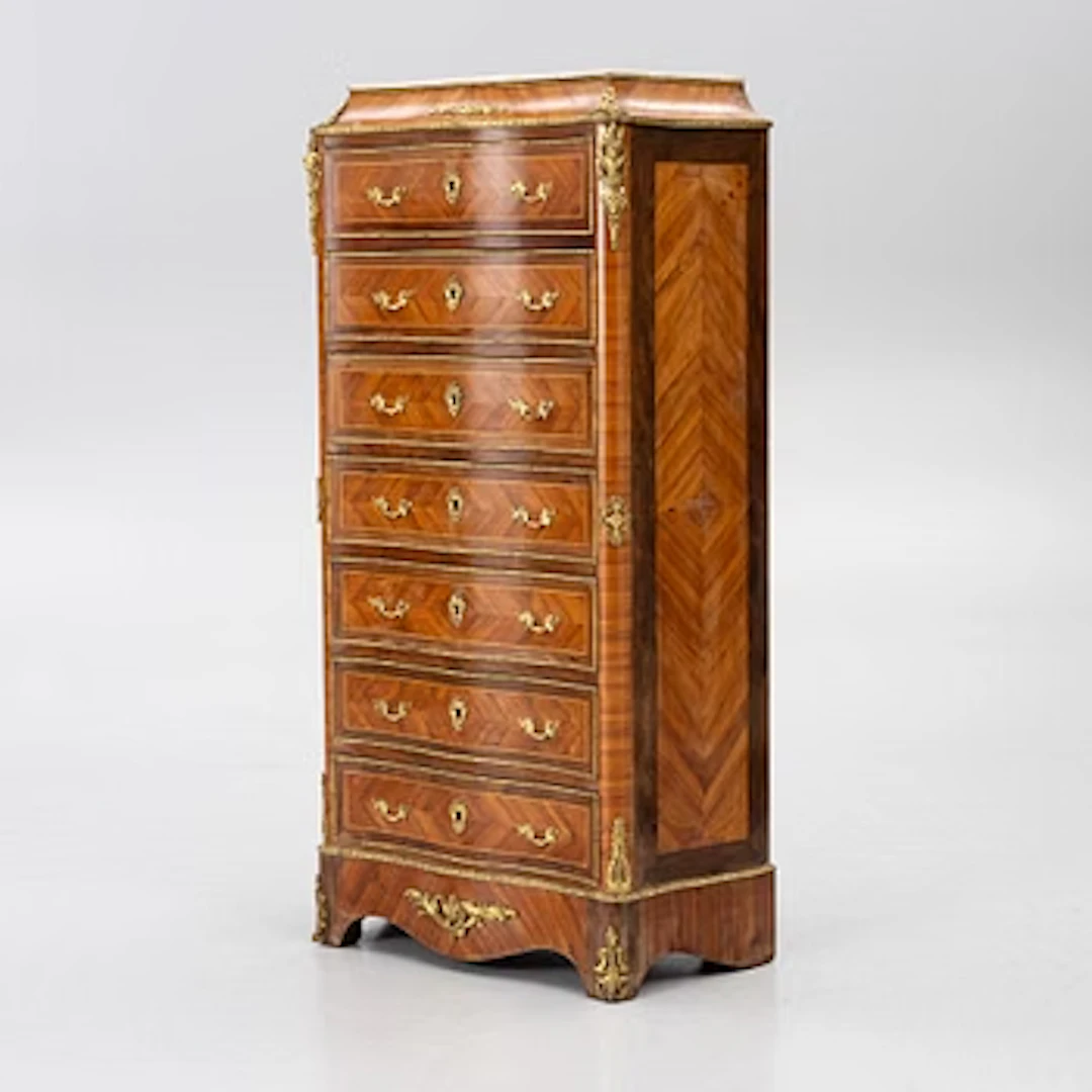 Chest of drawers, Louis XV style, France, first half of the 20th century.