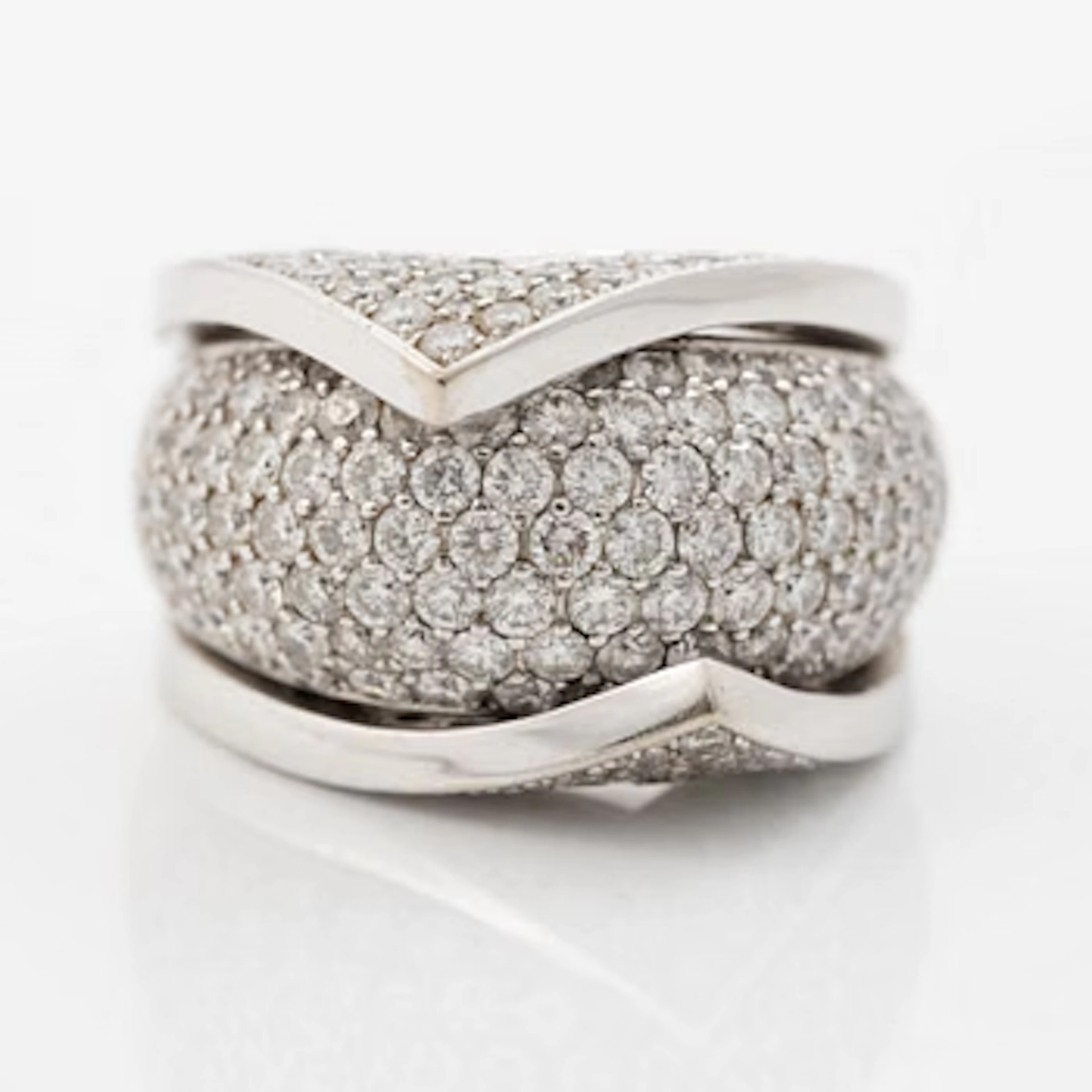 18K white gold ring with brilliant-cut diamonds.