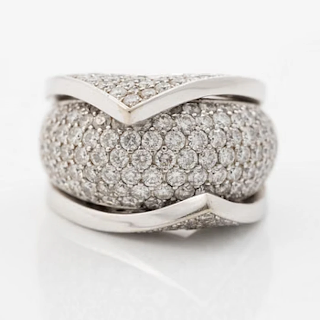 18K white gold ring with brilliant-cut diamonds.