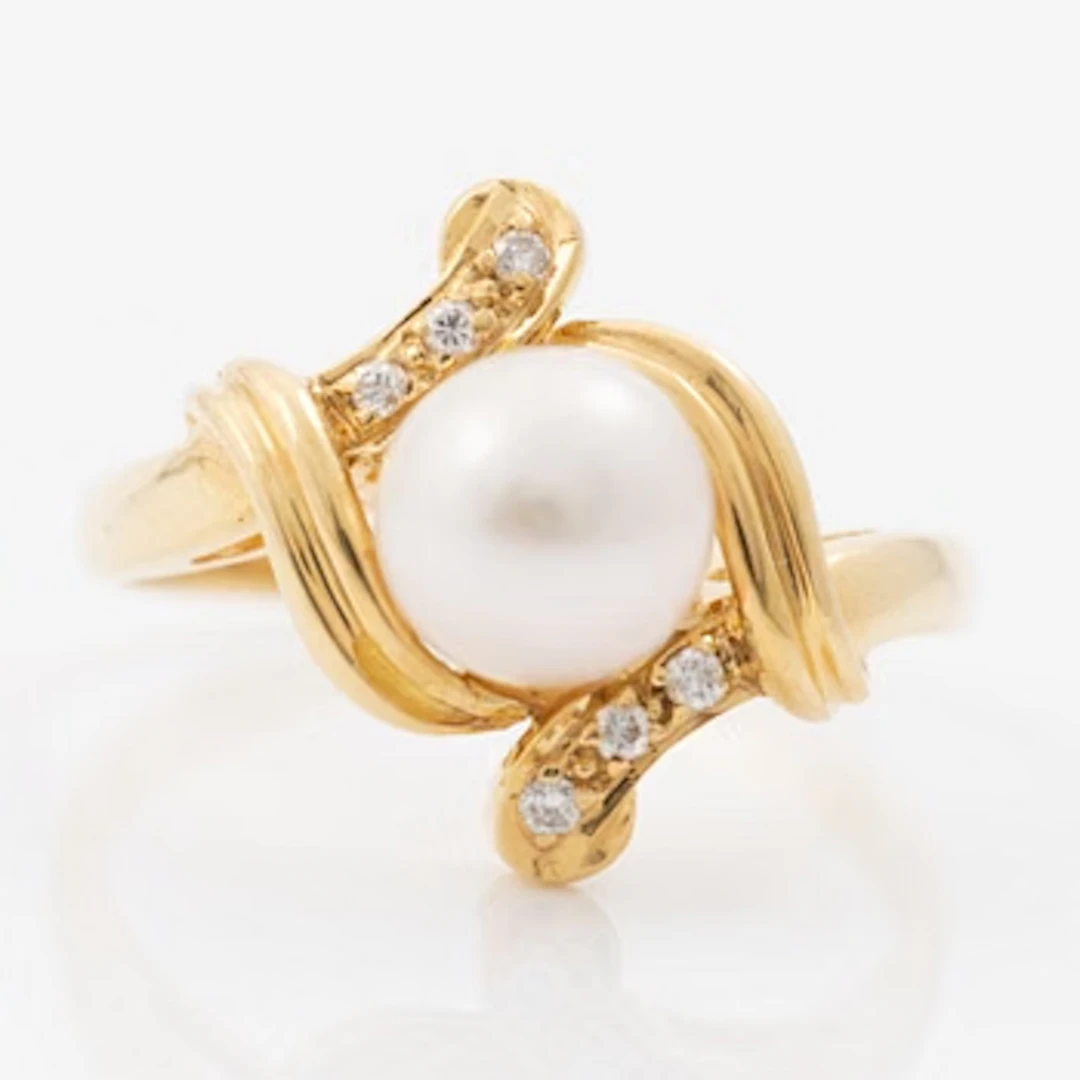 18K gold ring with a cultured pearl and small brilliant-cut diamonds.