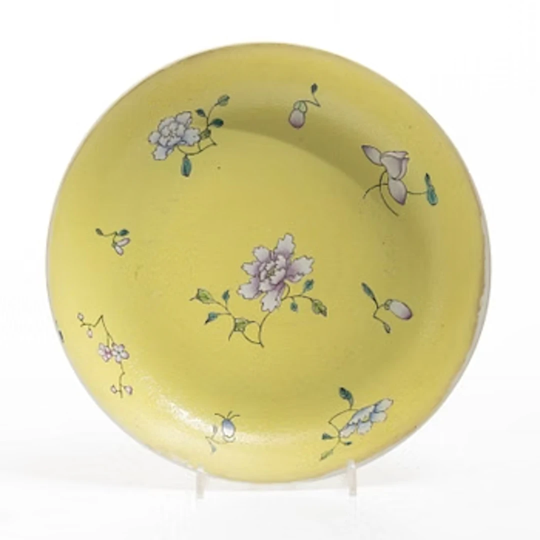 A Chinese yellow enamelled porcelain dish, late Qing dynasty /early