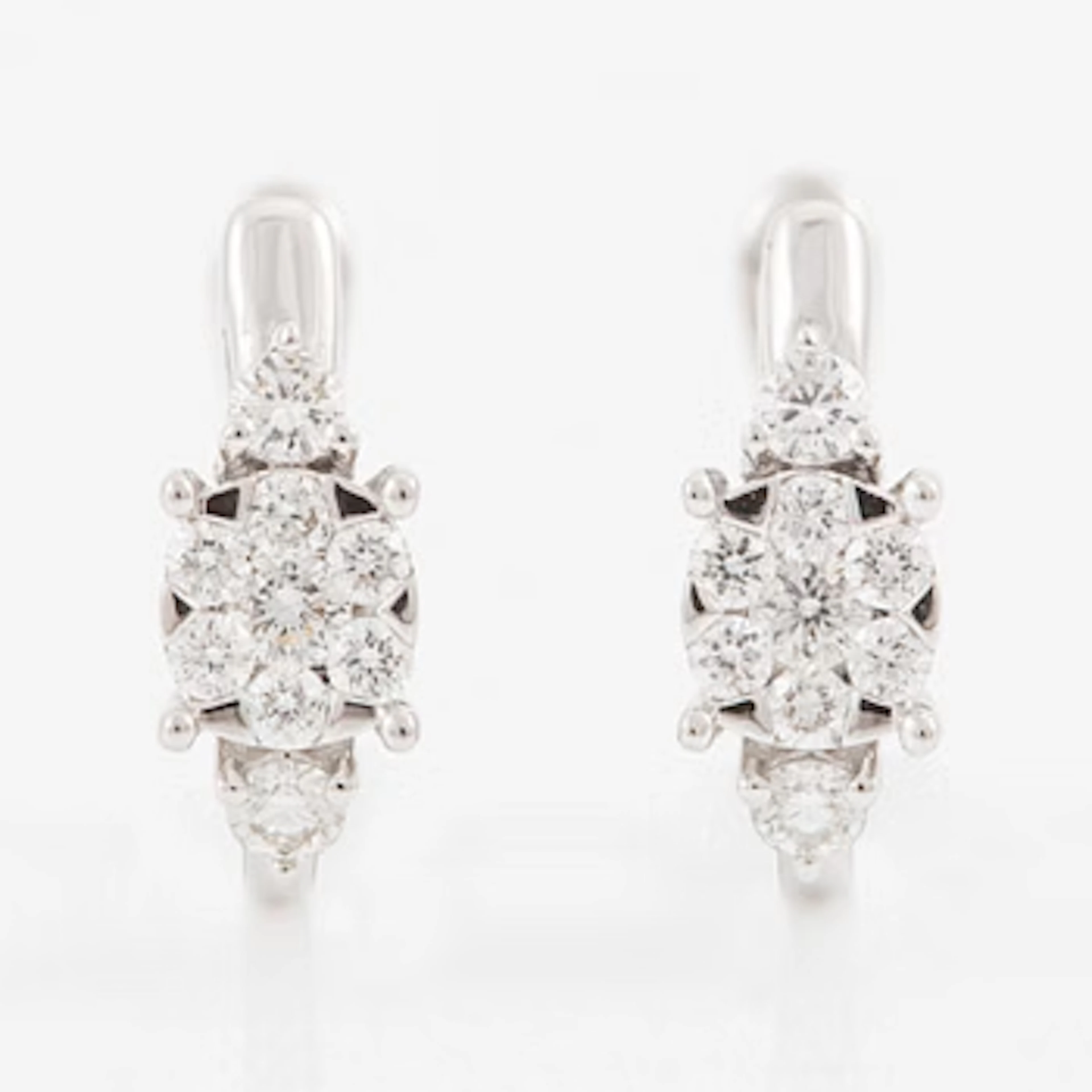 Earrings, 18K white gold set with brilliant-cut diamonds.