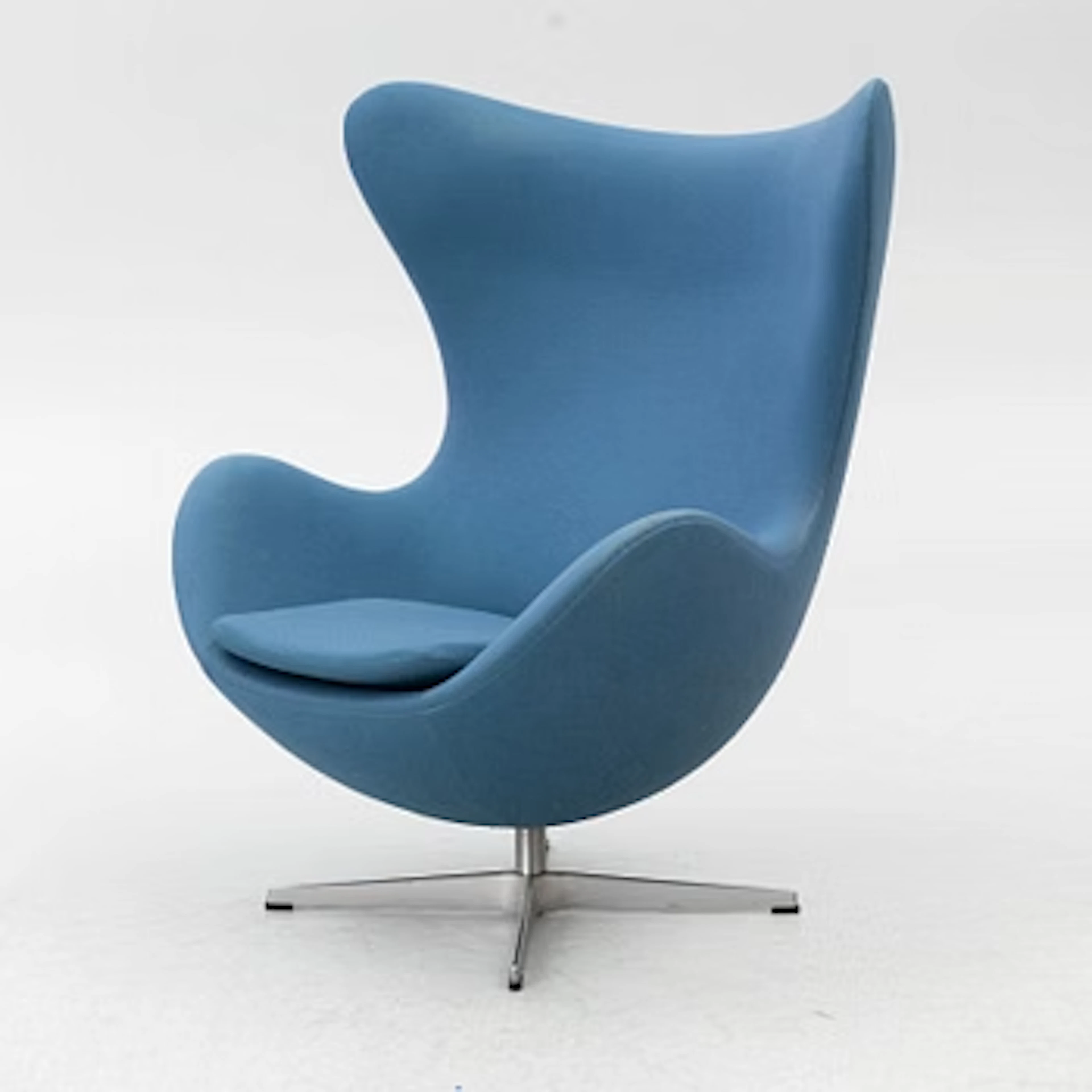 Arne Jacobsen, "The Egg", Fritz Hansen, Denmark 2002.