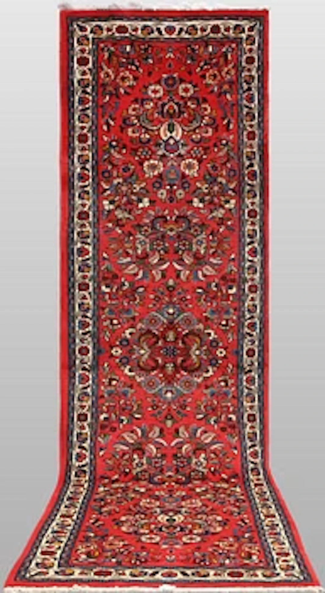 A Saruk runner carpet, 310 x 84 cm.