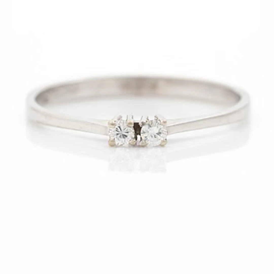 18K white gold ring with two brilliant-cut diamonds.