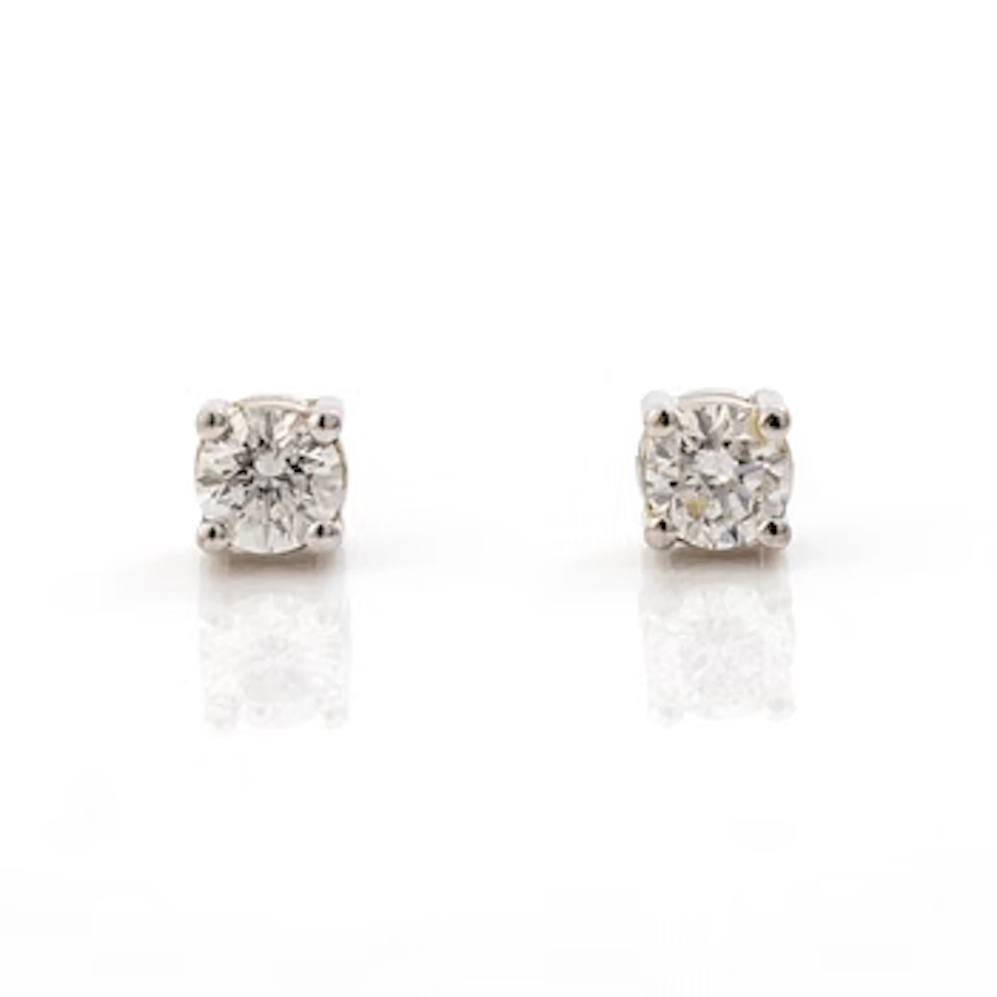 18K white gold earrings with brilliant-cut diamonds.