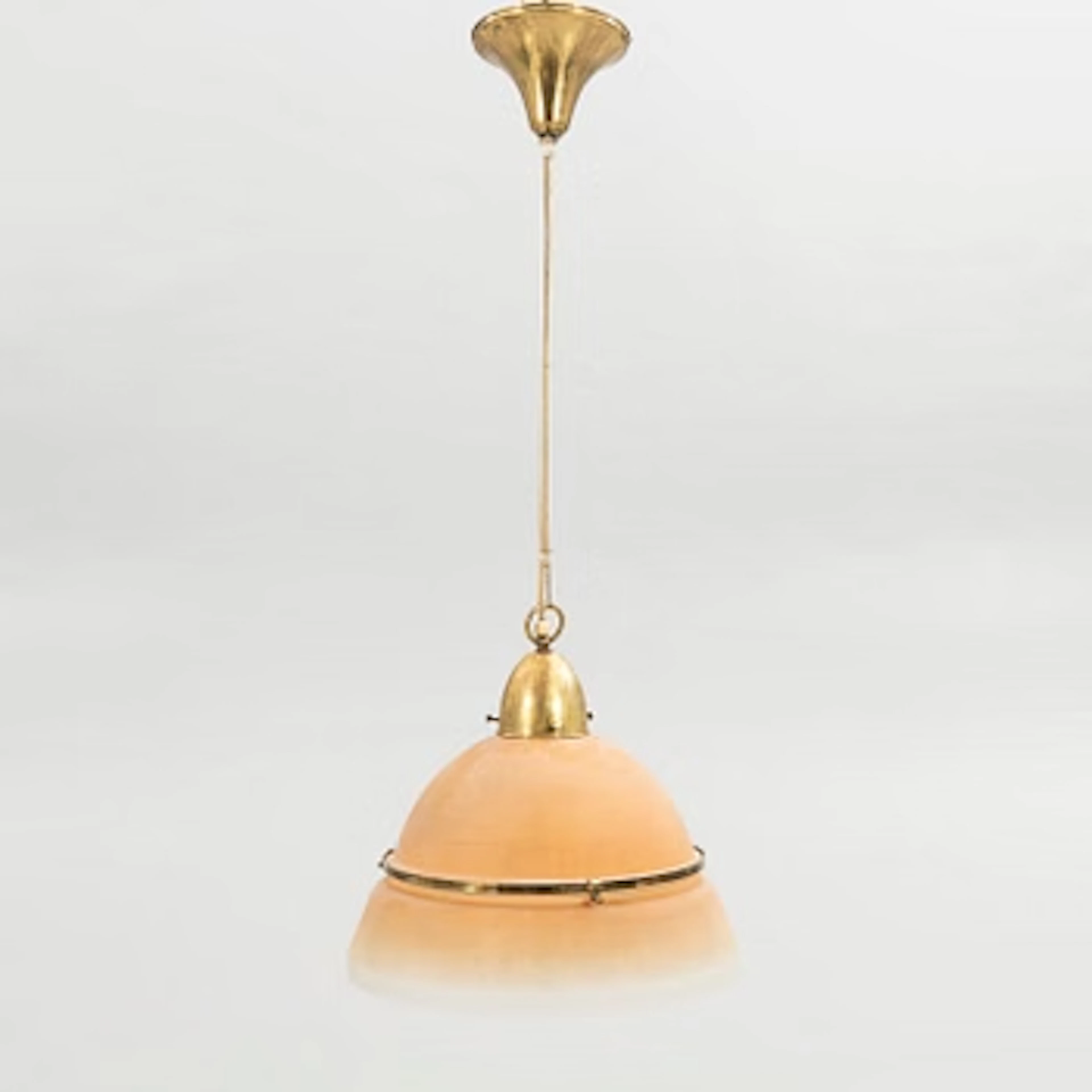 Taklampa, opalöverfång, tvådelad kupa, 1930/40-tal.