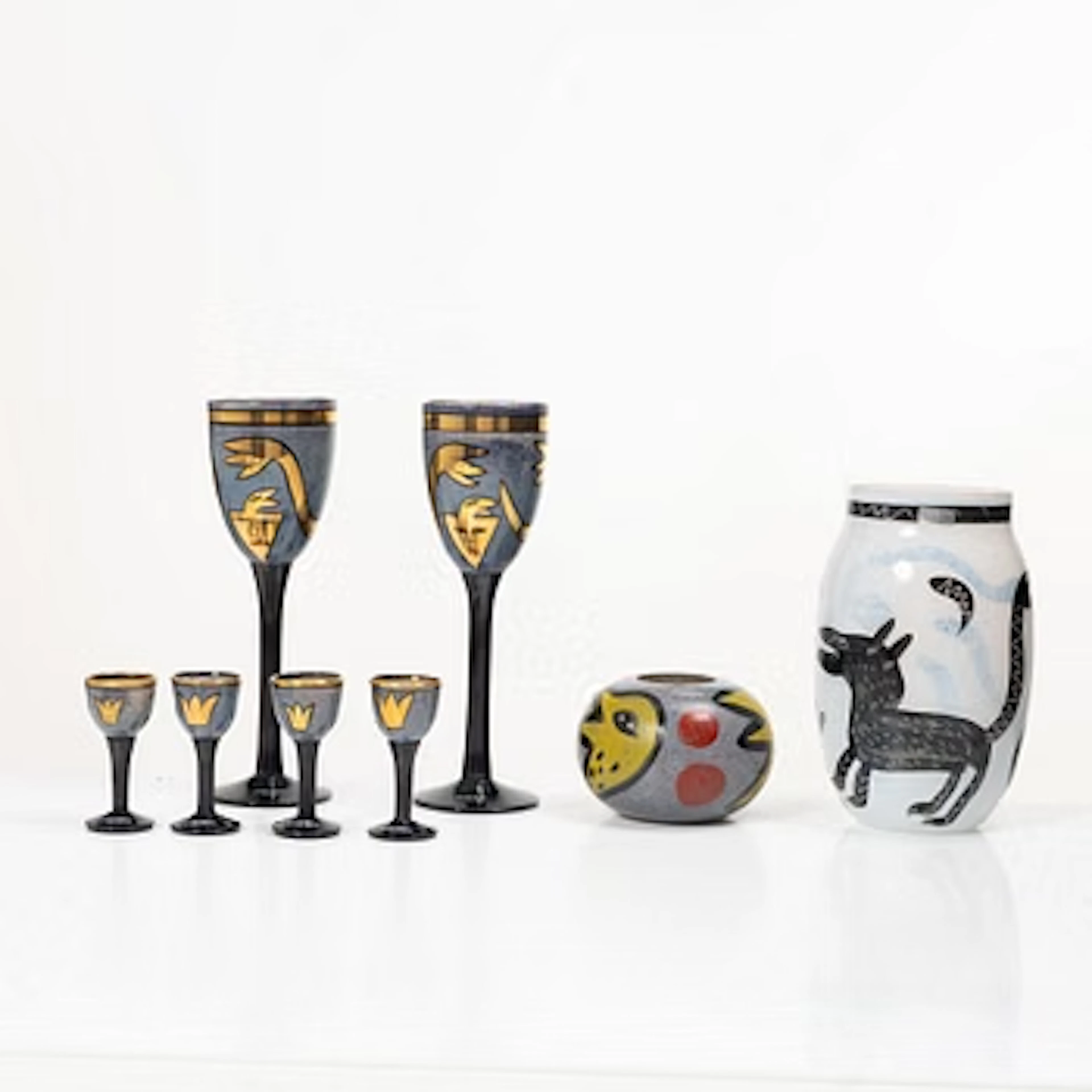 Ulrica Hydman-Vallien, 2+4 wine glasses and 2 vases, Kosta Boda.