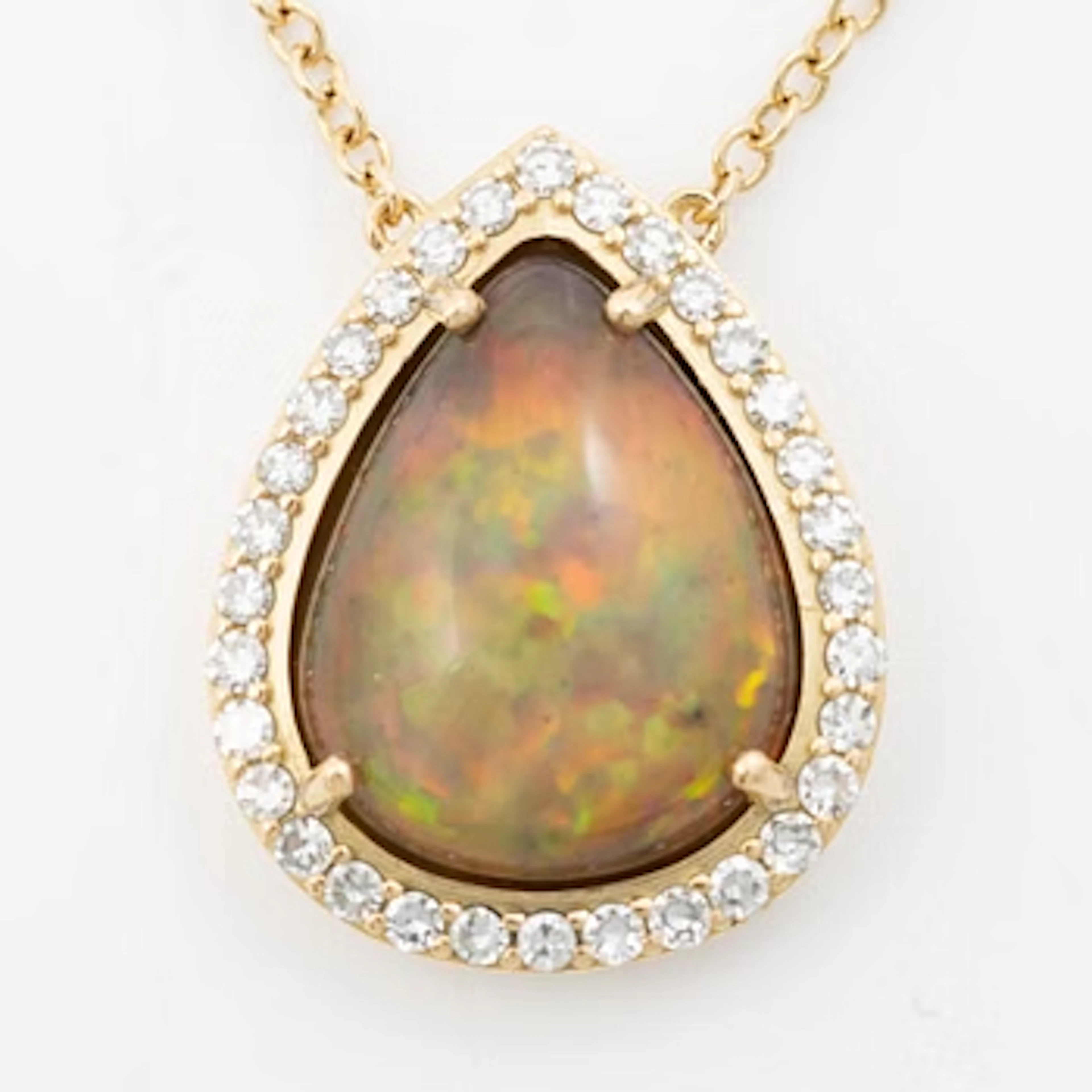 Necklace in 18K gold with a drop-shaped opal and octagon-cut diamonds.