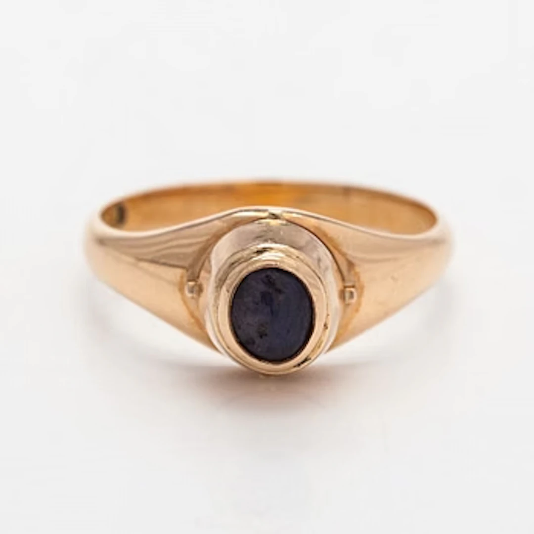 Ring, cabochon-cut star sapphire, 14K gold, Tillander 1960.