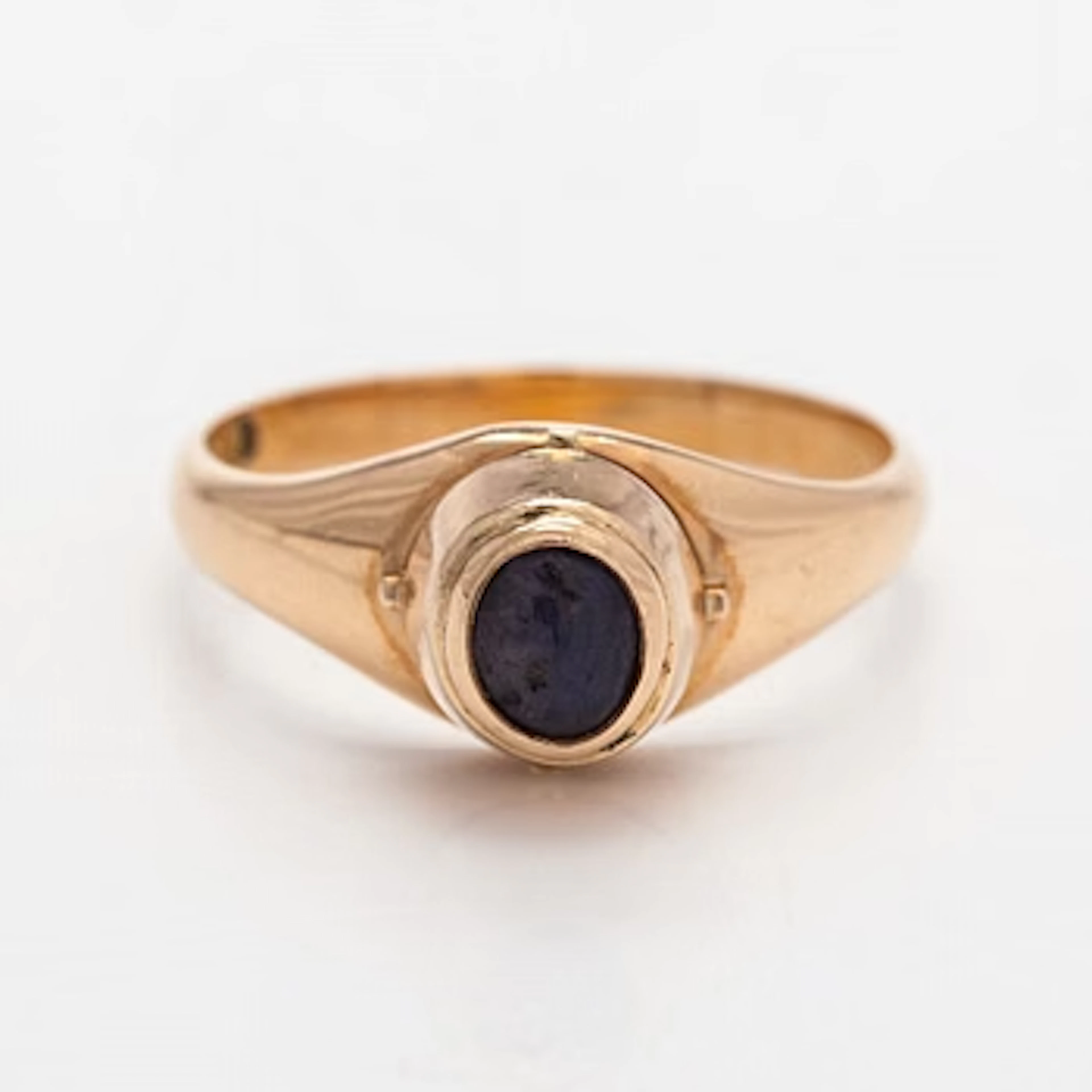 Ring, cabochon-cut star sapphire, 14K gold, Tillander 1960.
