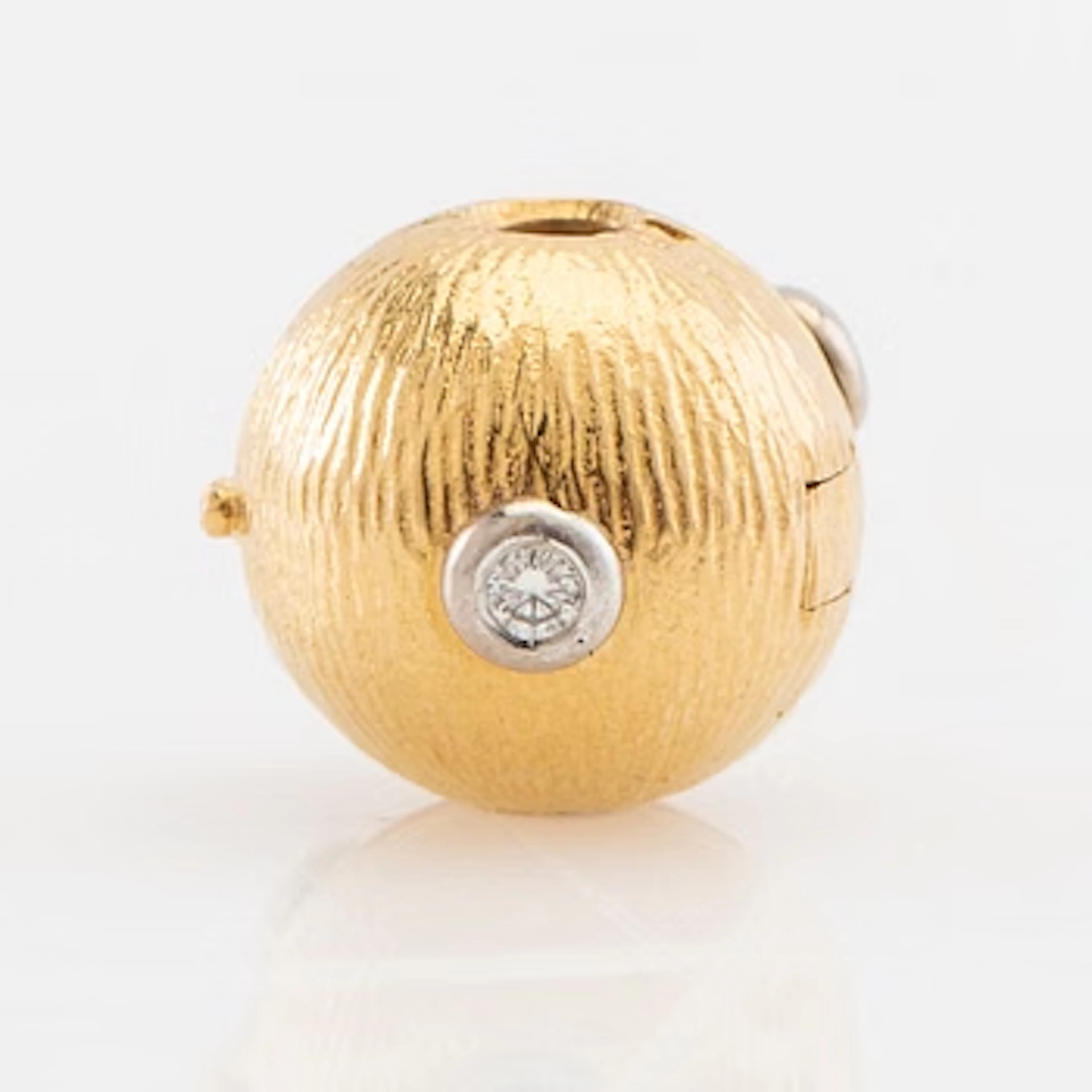Ole Lynggaard, 18K gold clasp with round brilliant-cut diamonds.