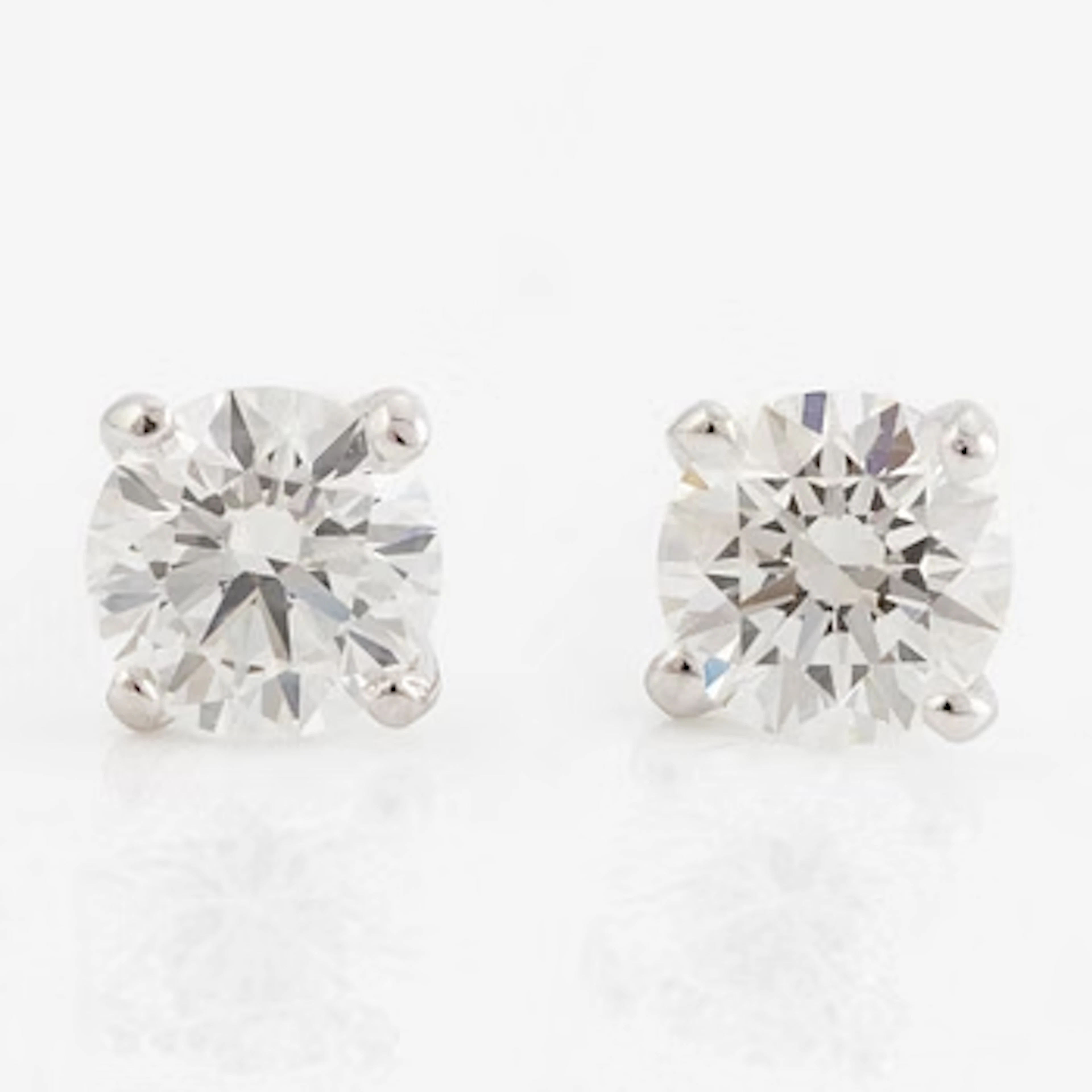 Earrings 18K white gold set with brilliant-cut diamonds accompanied