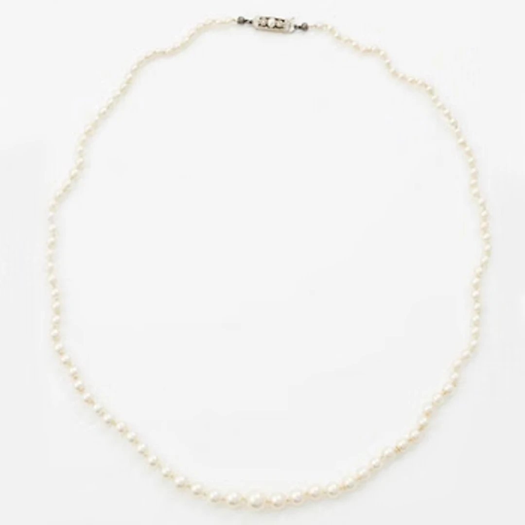 Cultured pearl necklace with graduated pearls and an 18K gold clasp