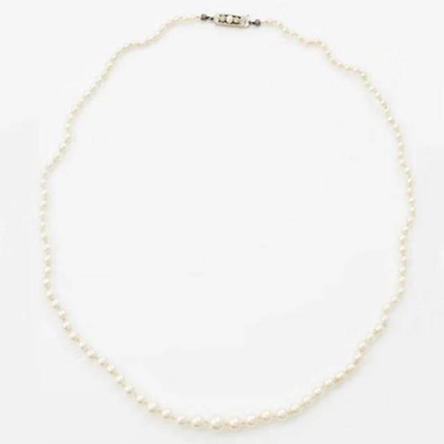 Cultured pearl necklace with graduated pearls and an 18K gold clasp