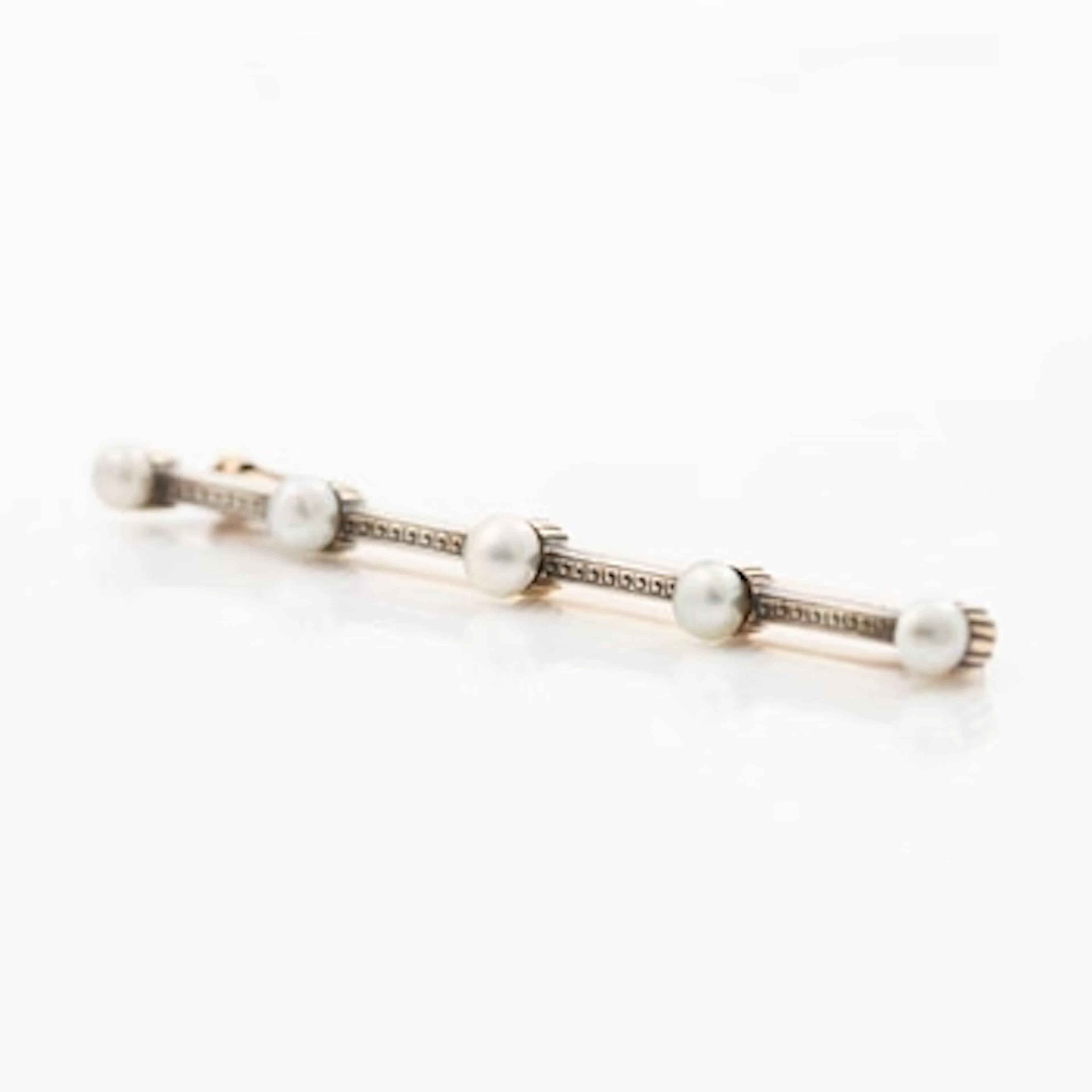 Brooch in 14K gold and silver with bouton pearls.