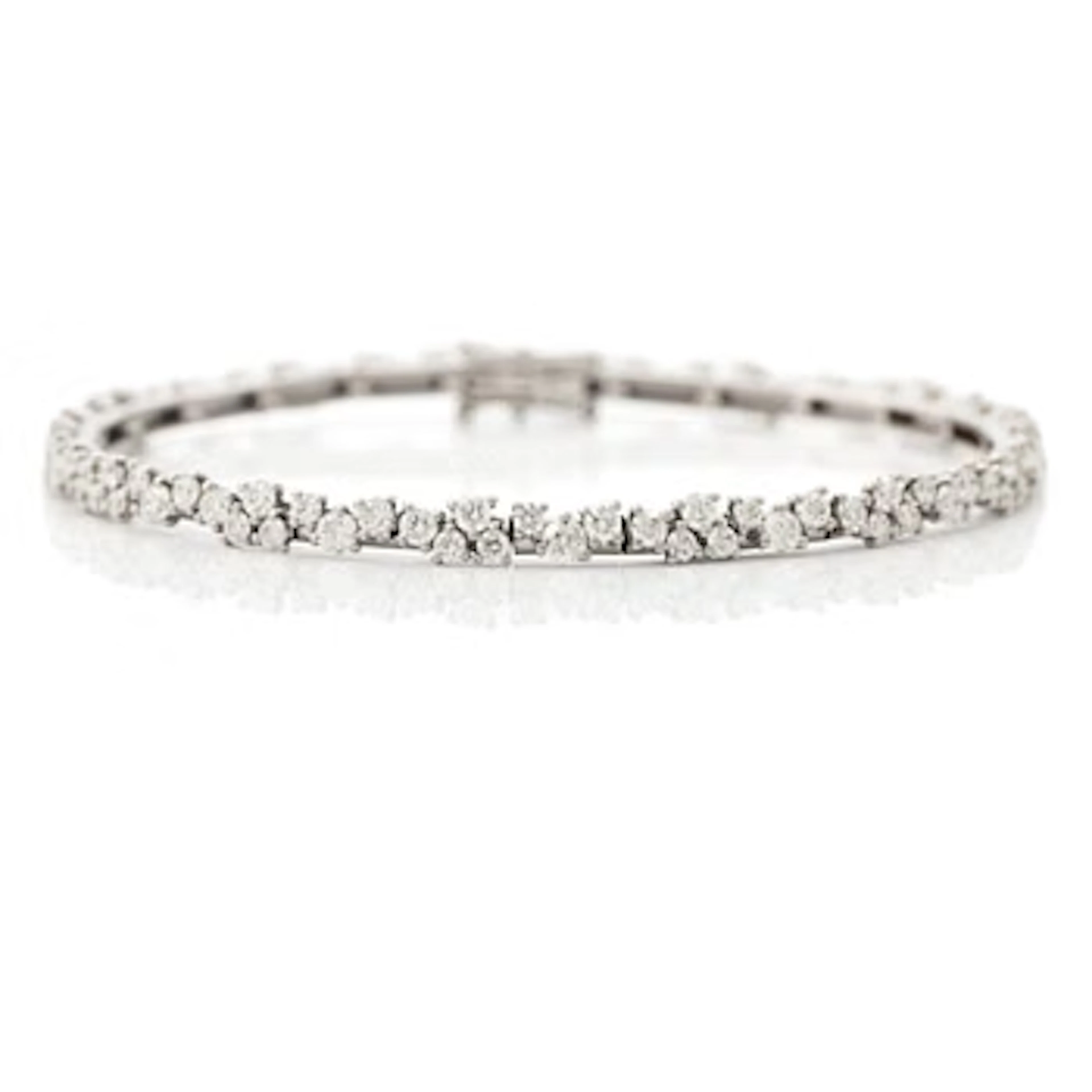 Bracelet 14K gold with round brilliant-cut diamonds.