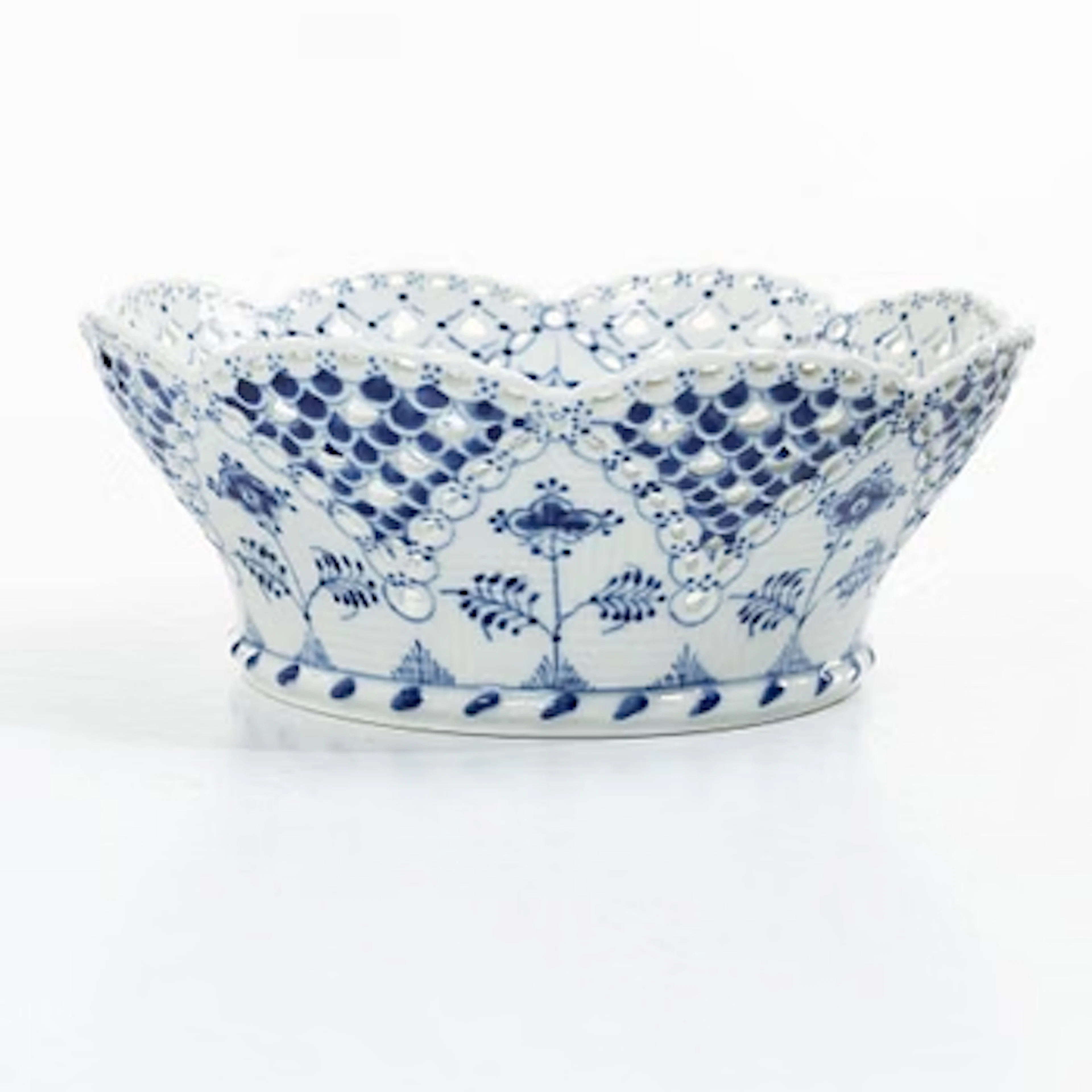 Royal Copenhagen, A "Musselmalet full lace" (blue fluted full lace)