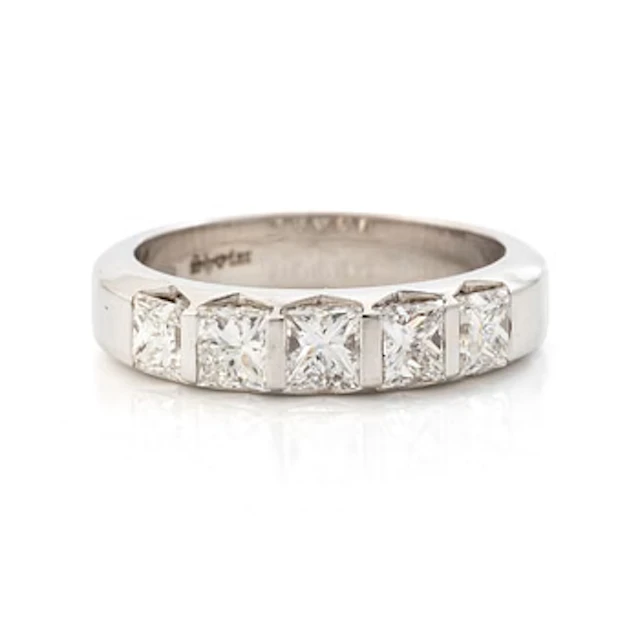 Ring 14K white gold with princess-cut diamonds.