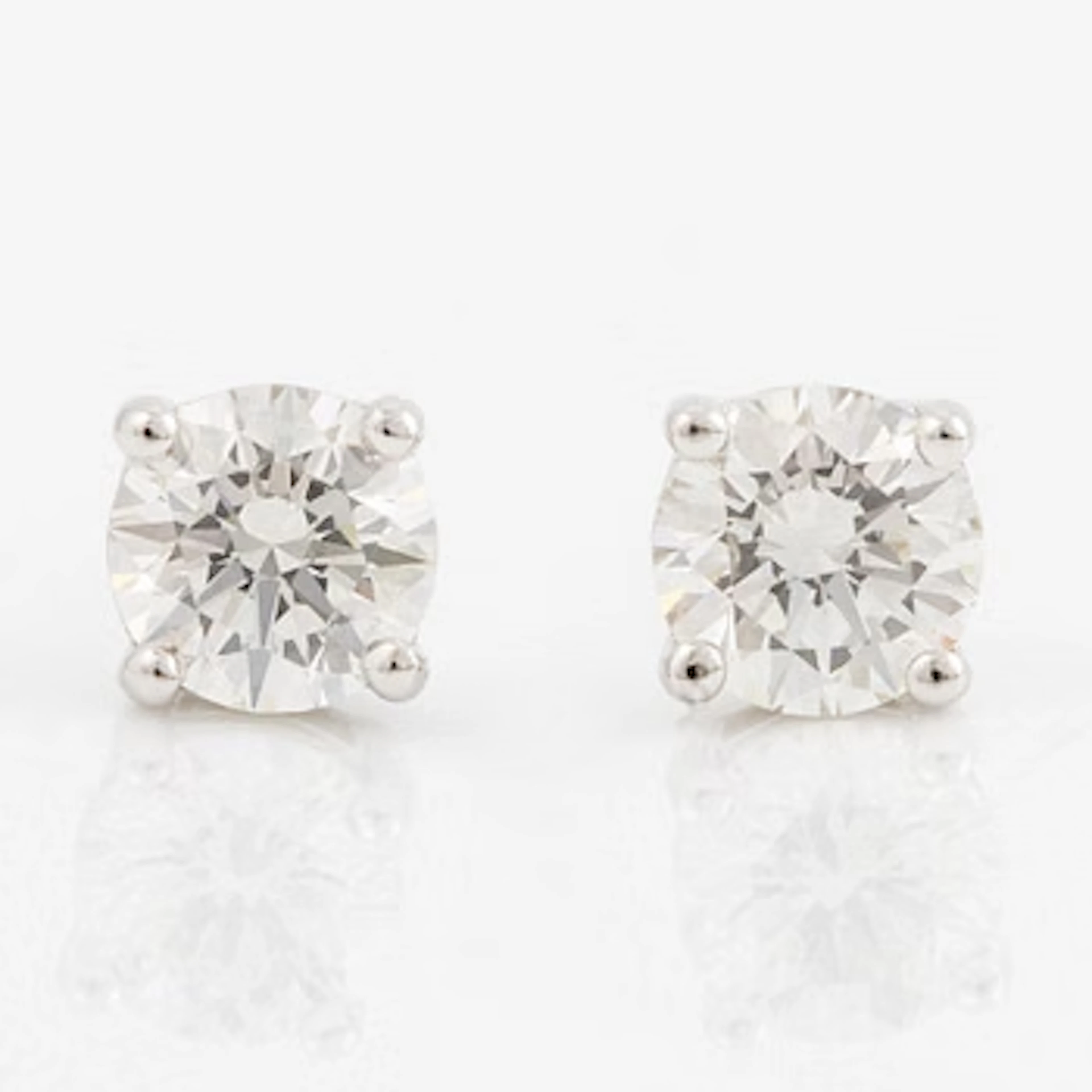Earrings 18K white gold with brilliant-cut diamonds, accompanying GIA dossier.