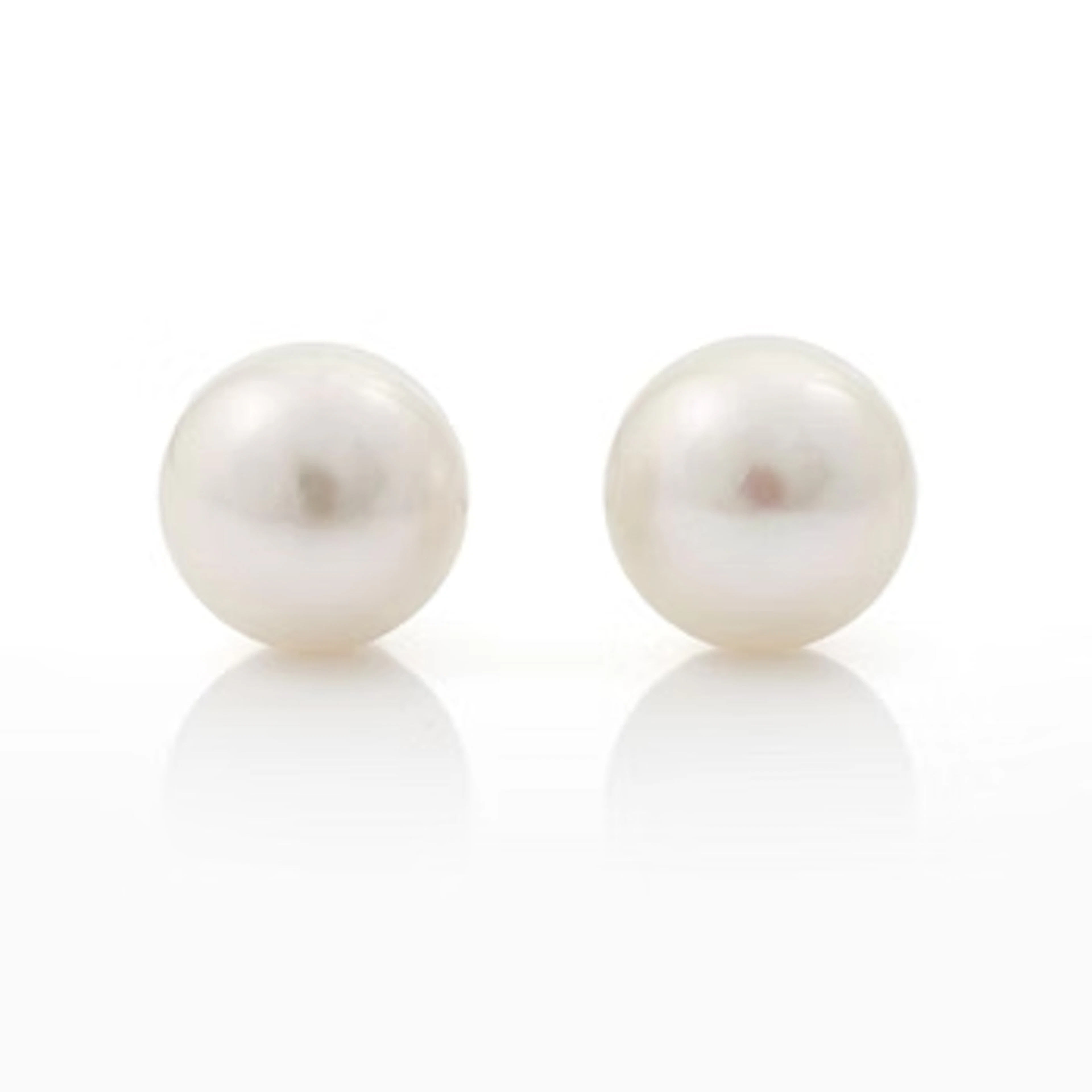 Earrings in 18K white gold with cultured freshwater pearls.