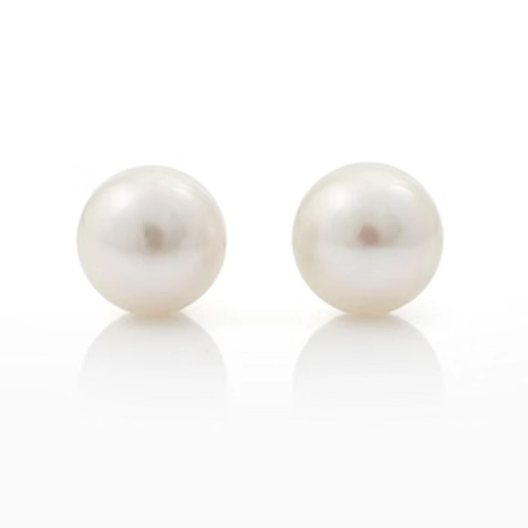 Earrings in 18K white gold with cultured freshwater pearls.