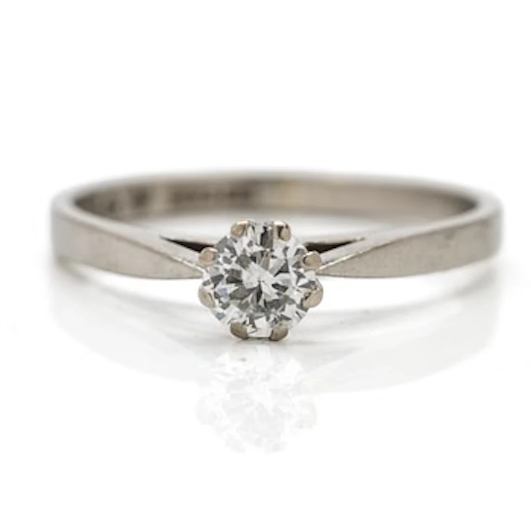 Solitaire ring in 18K white gold with one diamond.