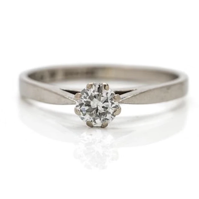 Solitaire ring in 18K white gold with one diamond.