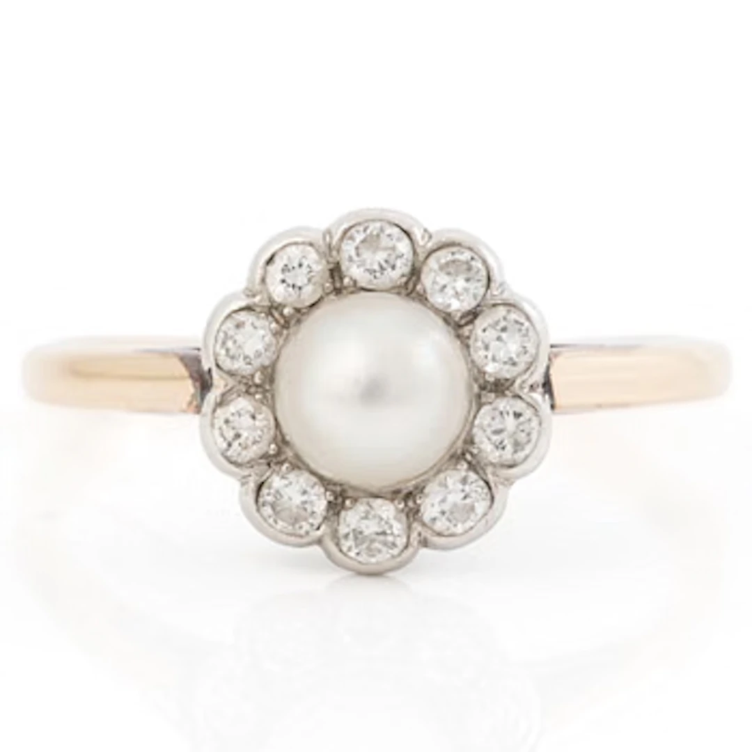Ring, 18K gold pavé-set with a pearl and brilliant-cut diamonds, 1940s.