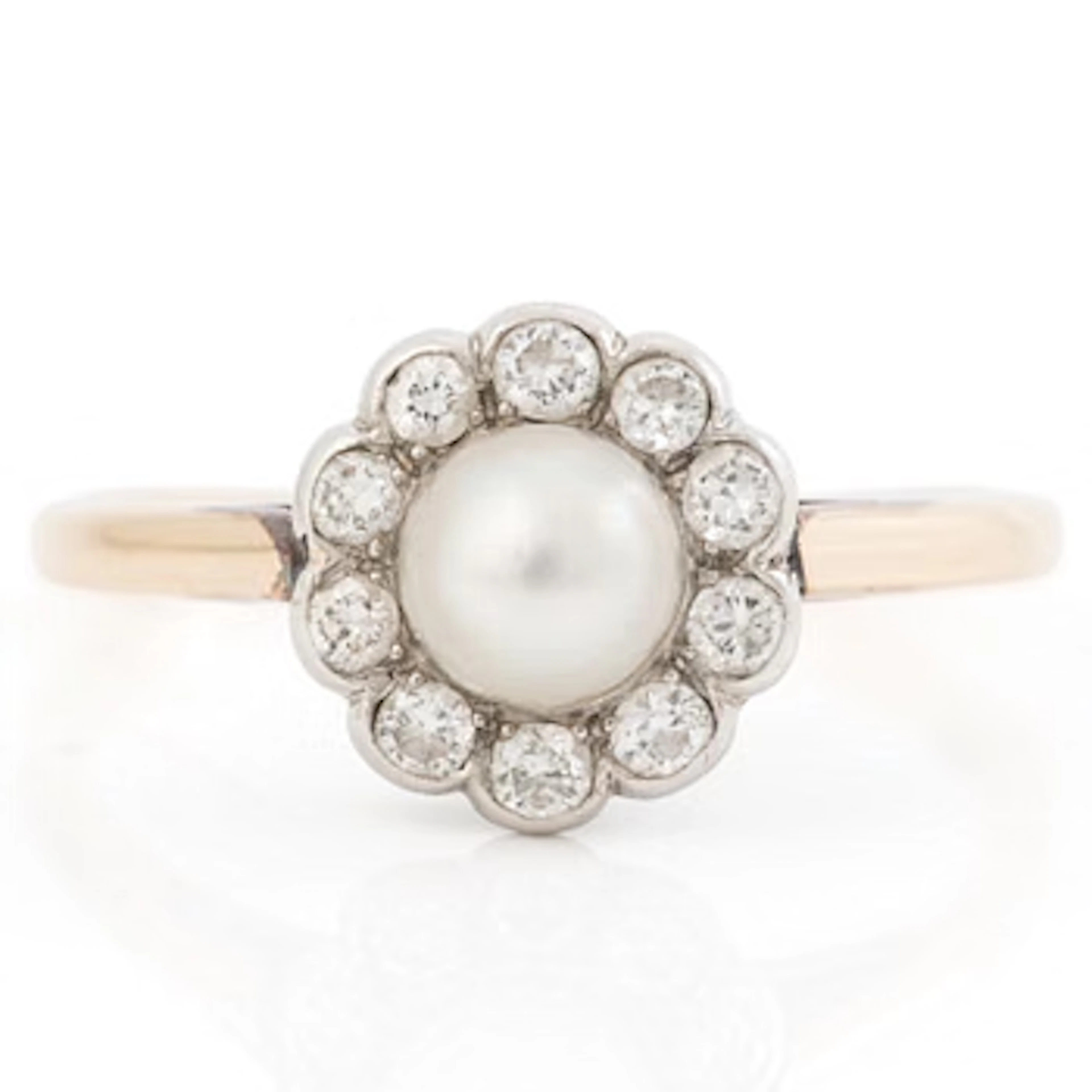 Ring, 18K gold pavé-set with a pearl and brilliant-cut diamonds, 1940s.
