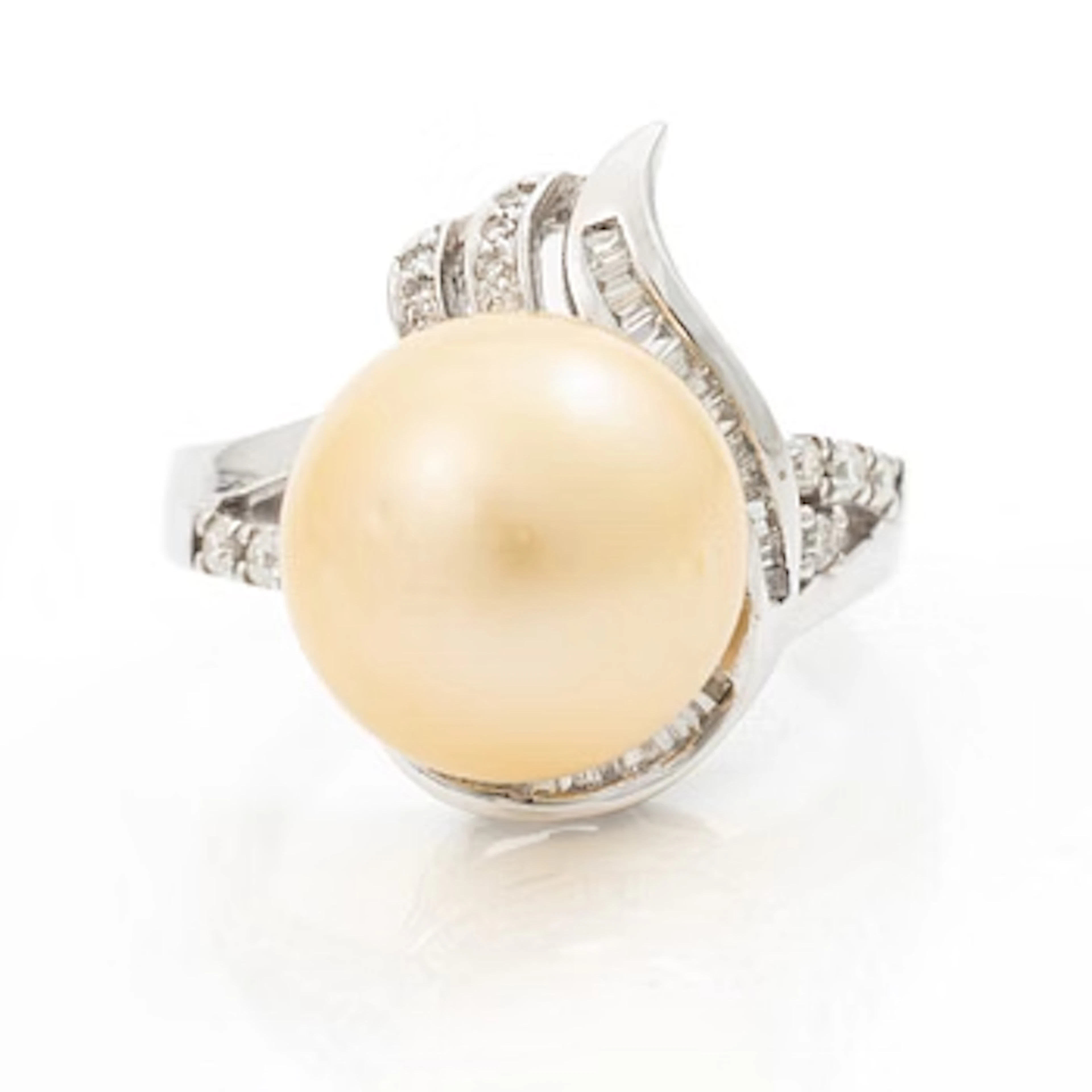 Ring, cocktail ring, 18K white gold with a cultured pearl and baguette-
