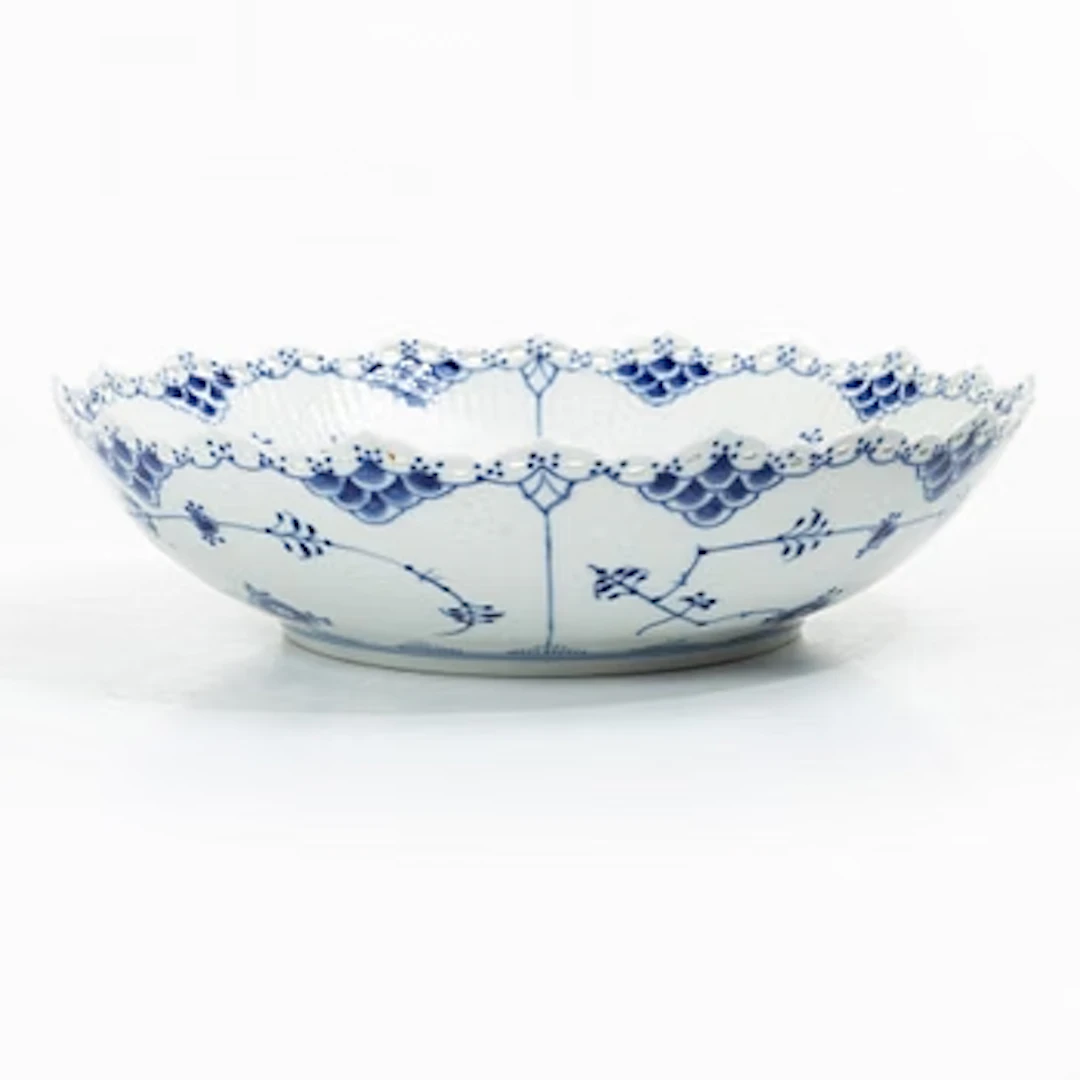 Royal Copenhagen, A large "Blue fluted full lace" (Musselmalet helblond)
