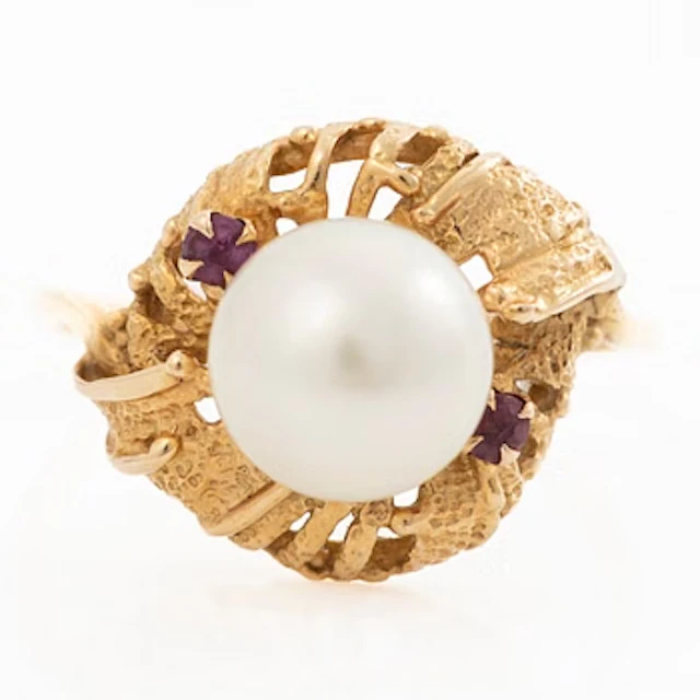 18K gold ring with a cultured pearl and red stones.