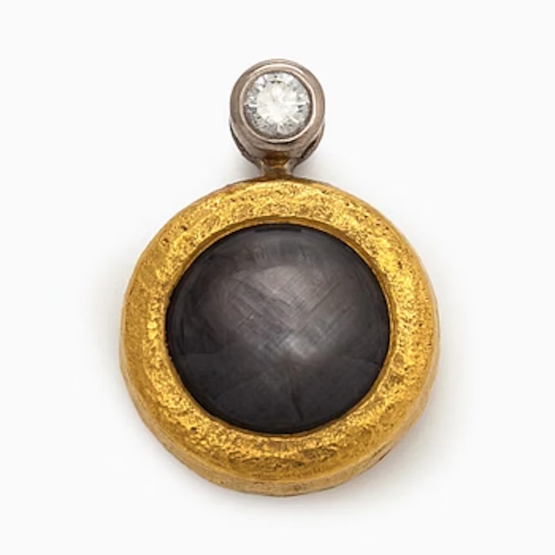 Pendant, cabochon-cut star sapphire, brilliant-cut diamond, 18K gold.