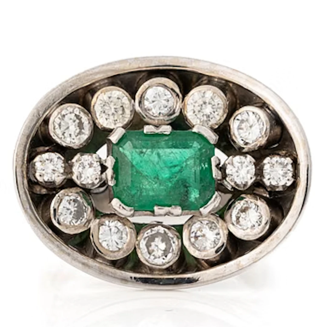 Ring, 18K white gold with an emerald-cut emerald and brilliant-cut diamonds.