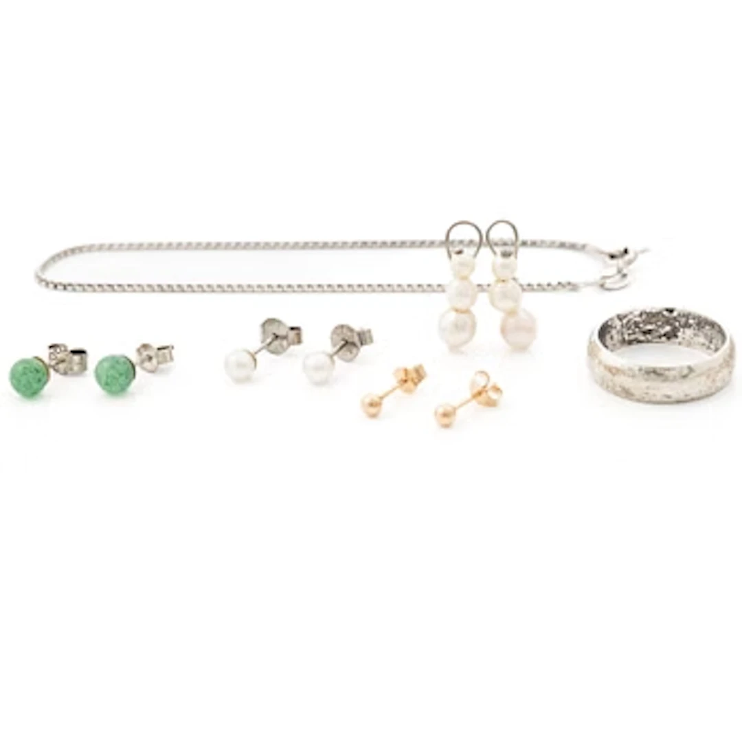 Four pairs of earrings, a silver ring and a silver bracelet chain.
