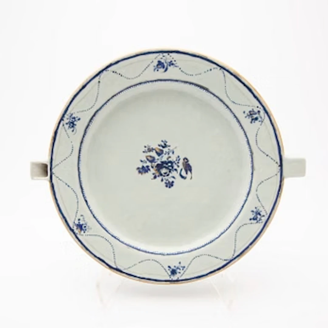 A Chinese Export hot water dish, Qing dynasty, Jiaqing (1796-1820).