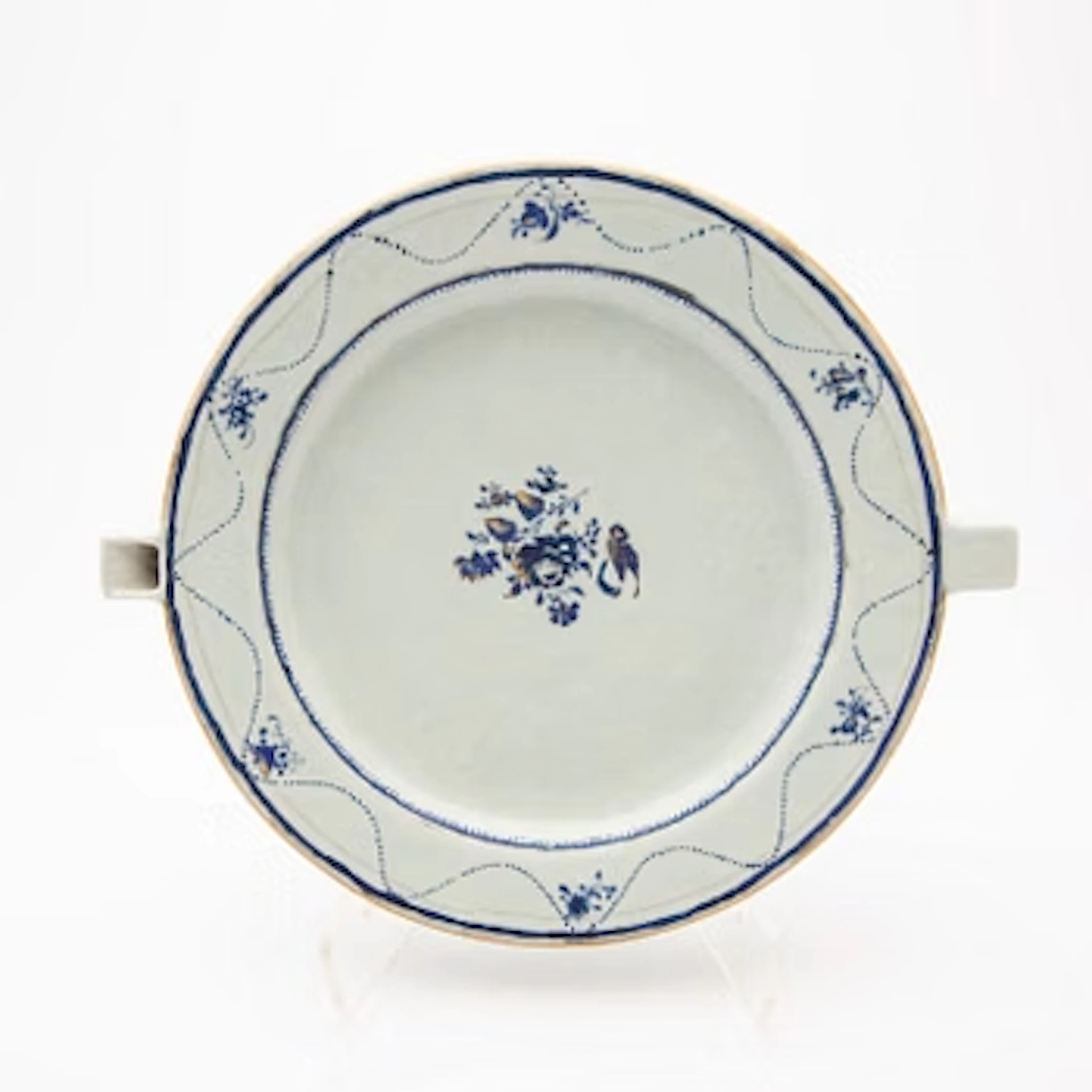 A Chinese Export hot water dish, Qing dynasty, Jiaqing (1796-1820).