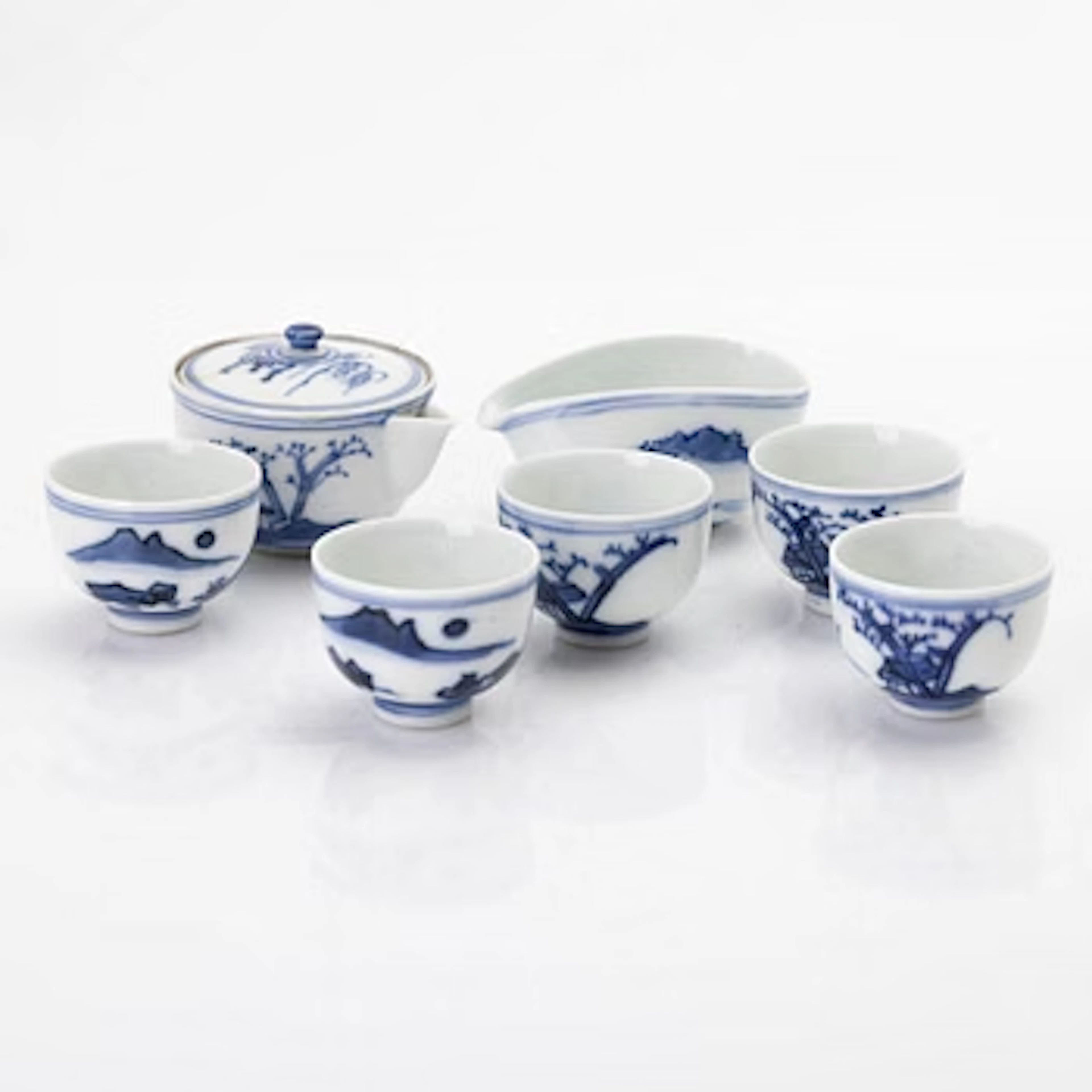 A lot of 7 porcelain pieces, China, 20th century.