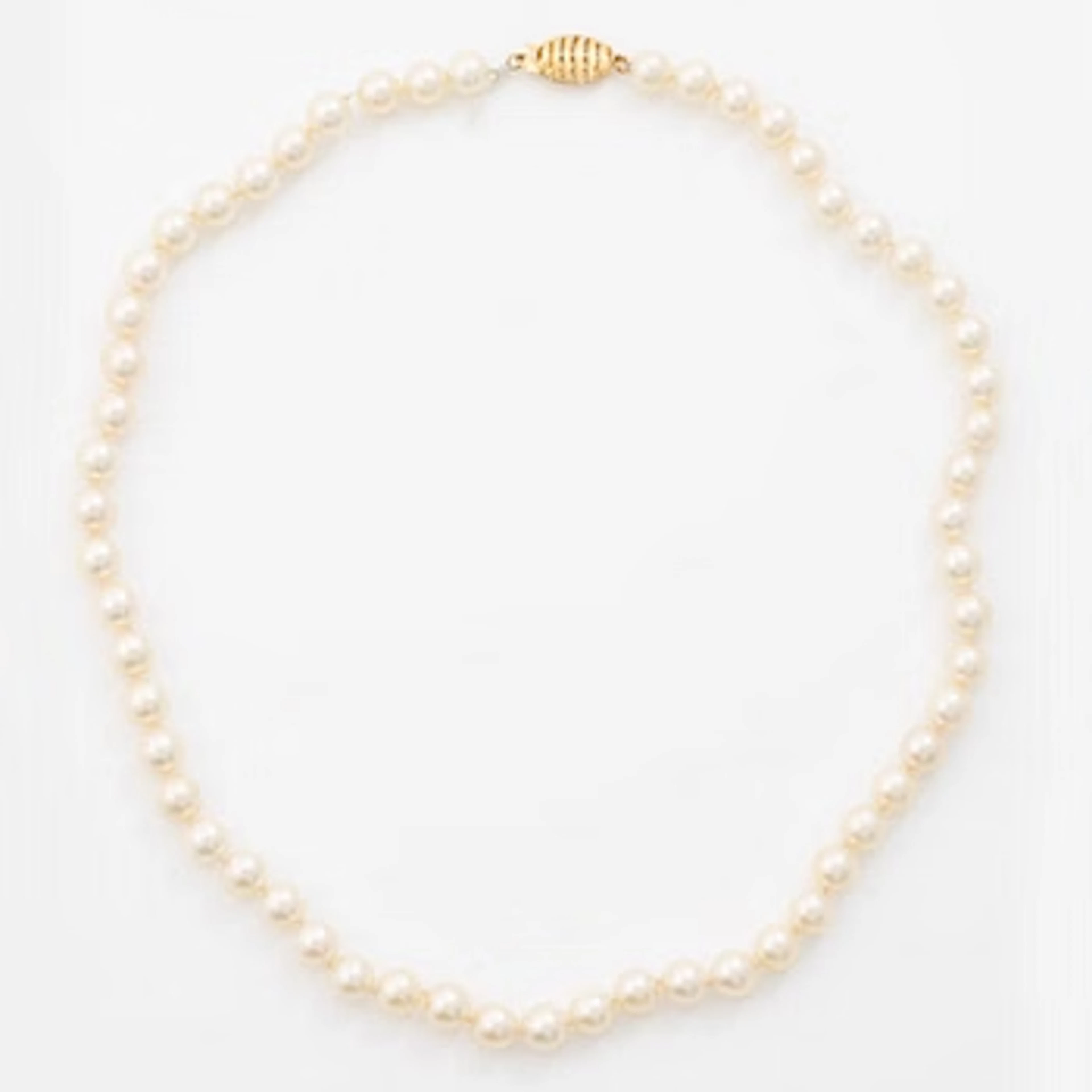 Necklace with cultured pearls, clasp in 14K gold.