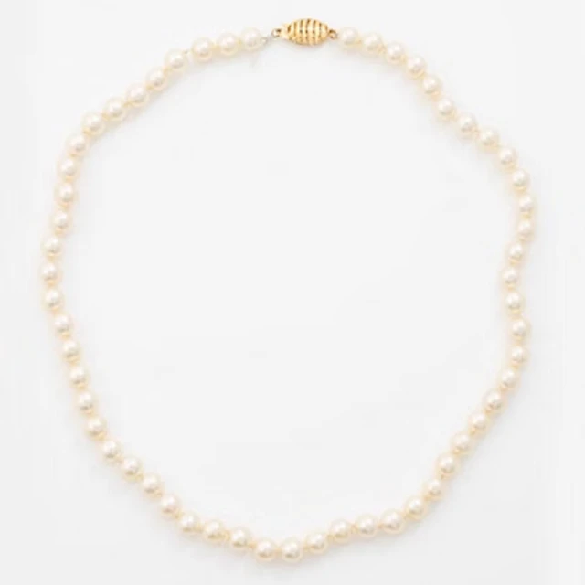 Necklace with cultured pearls, clasp in 14K gold.