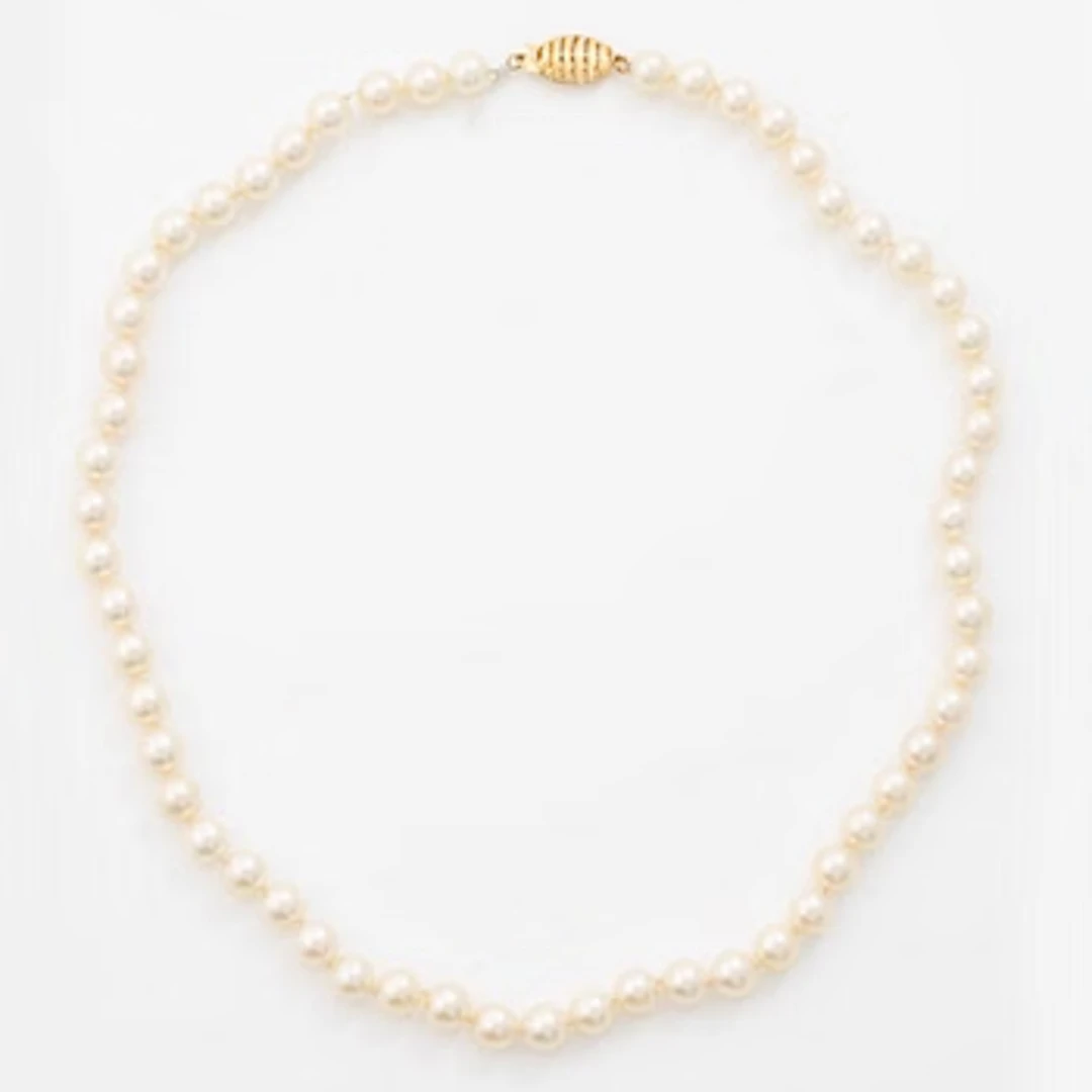 Necklace with cultured pearls, clasp in 14K gold.
