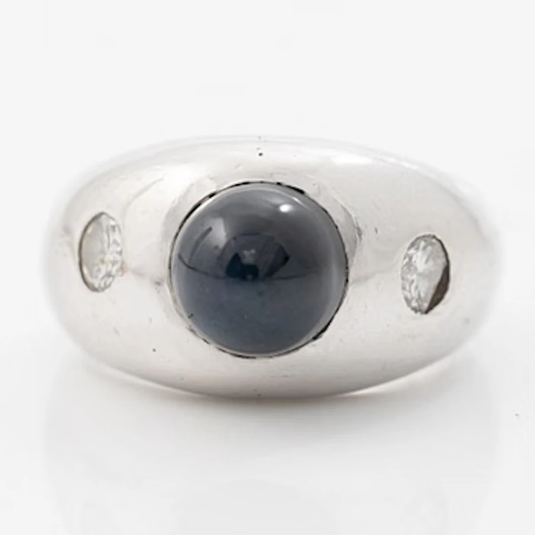 Ring, 18K white gold, set with brilliant-cut diamonds and a cabochon-cut