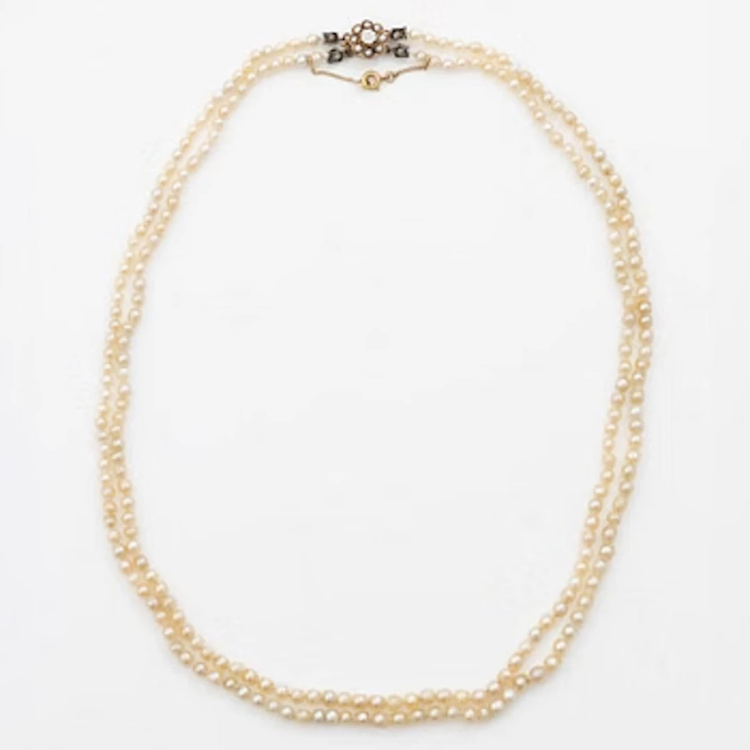 Pearl necklace with a gold clasp set with an old-cut and rose-cut